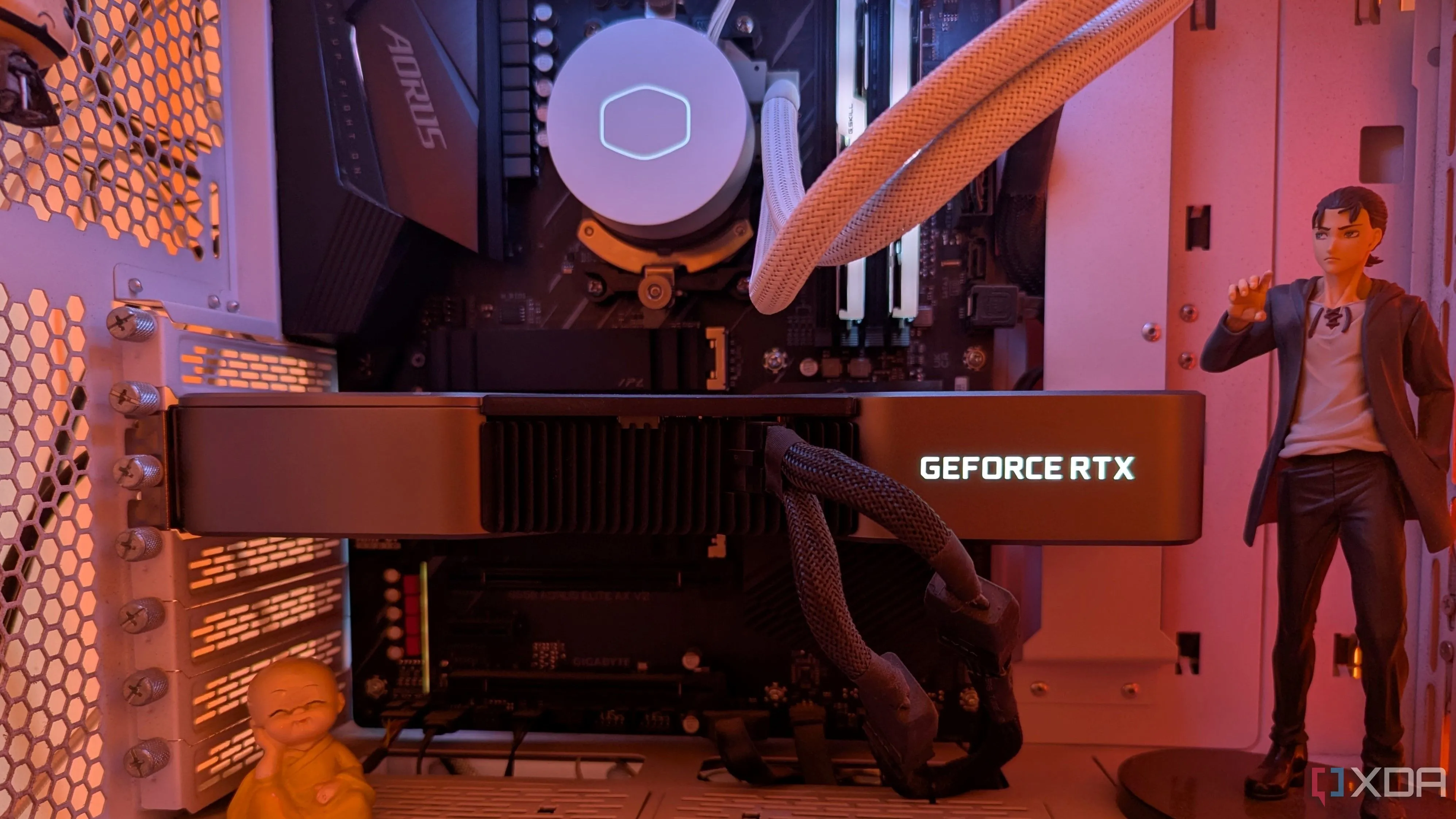 Hình ảnh bên trong máy tính chơi game với card đồ họa RTX 3080 mạnh mẽ