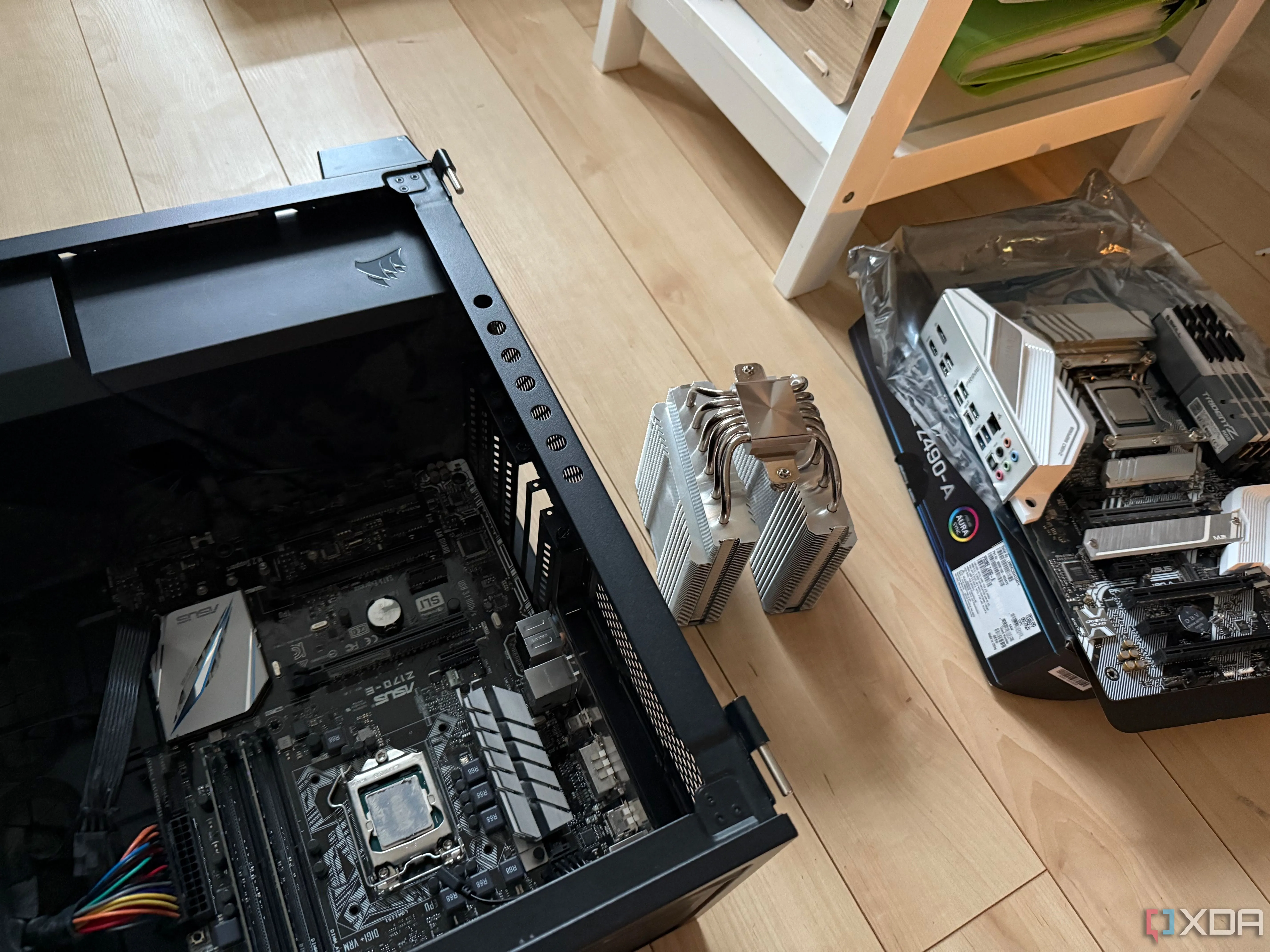 Hình ảnh các linh kiện bo mạch chủ và tản nhiệt CPU, tượng trưng cho phần cứng máy tính cũ