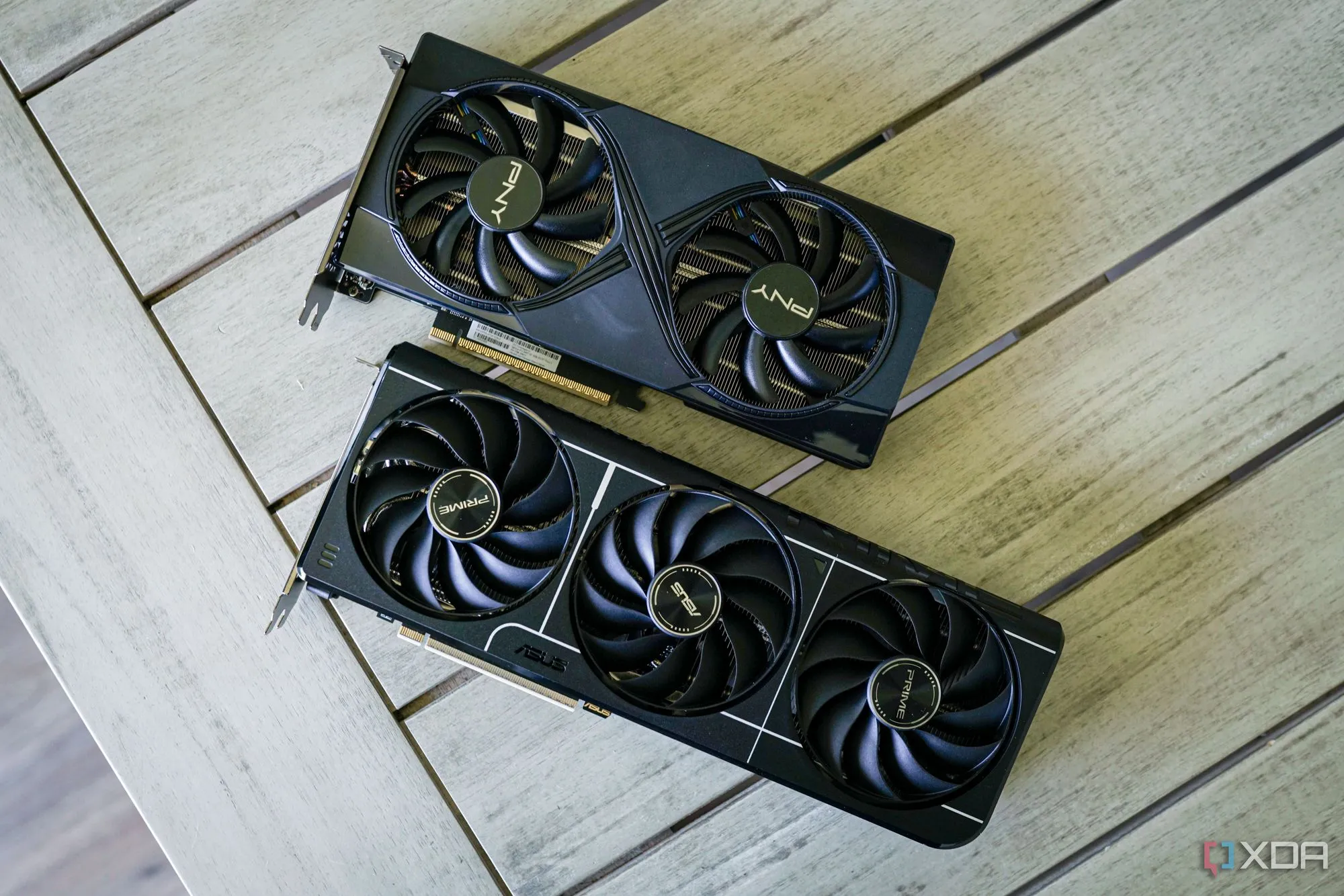 Hình ảnh cận cảnh card đồ họa NVIDIA GeForce RTX 5060, minh họa thiết kế và kích thước của sản phẩm.