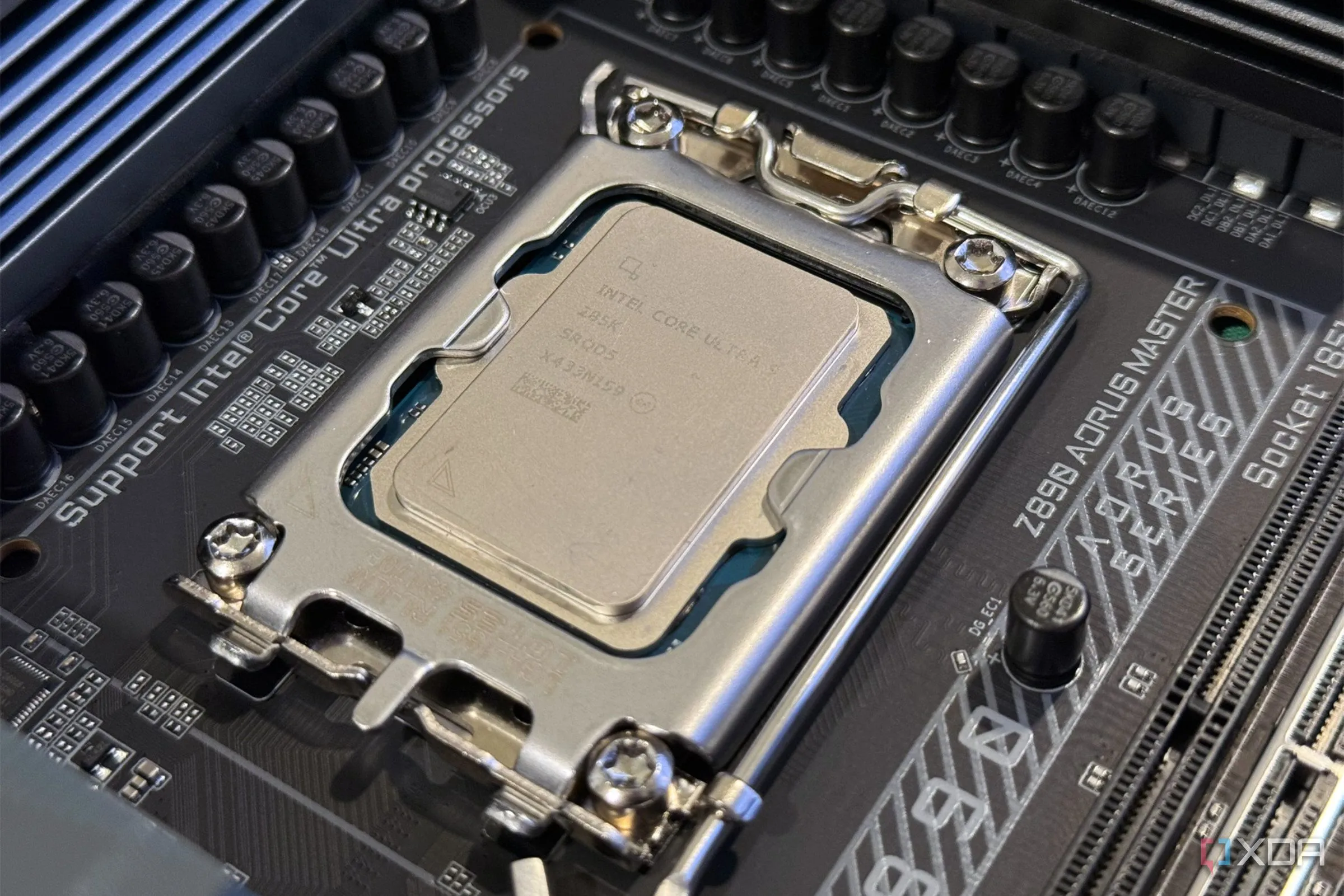Hình ảnh cận cảnh CPU Intel Core Ultra 9 285K được đặt trong socket trên bo mạch chủ