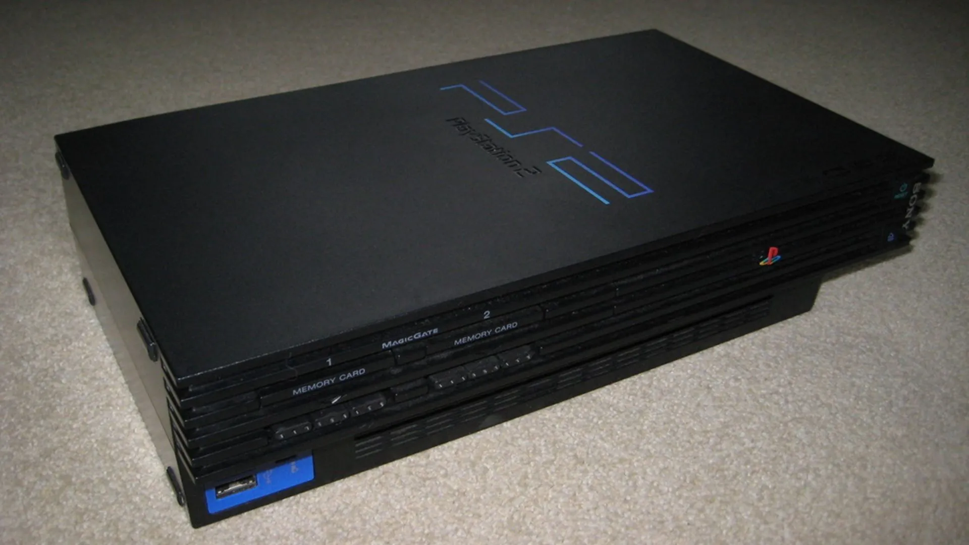 Hình ảnh cận cảnh mẫu PlayStation 2 đầu tiên với khả năng đọc đĩa DVD