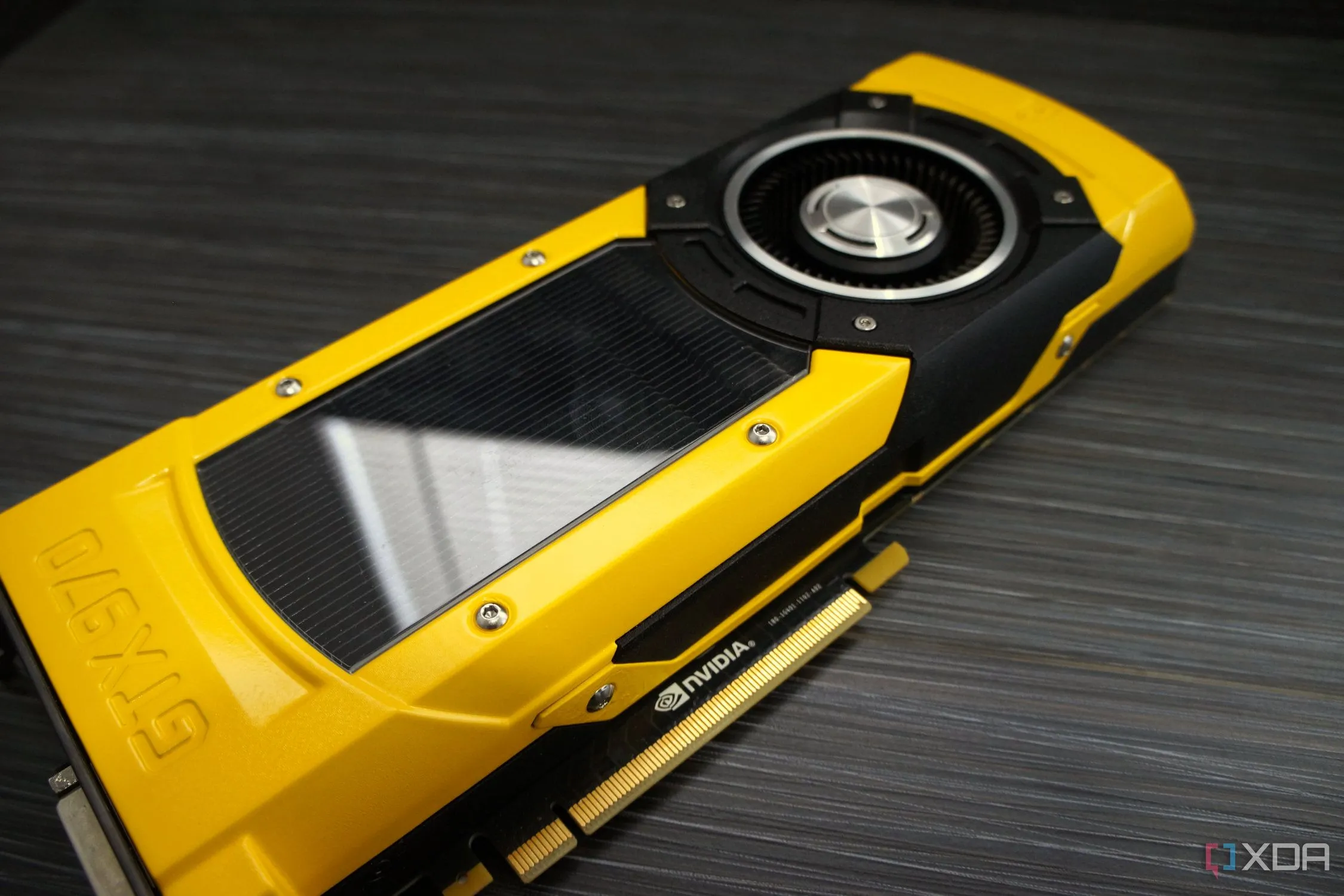 Hình ảnh card đồ họa NVIDIA GTX 970 màu vàng, gợi nhớ về vấn đề VRAM của các GPU thế hệ cũ và mới như RTX 4060, RTX 5060.