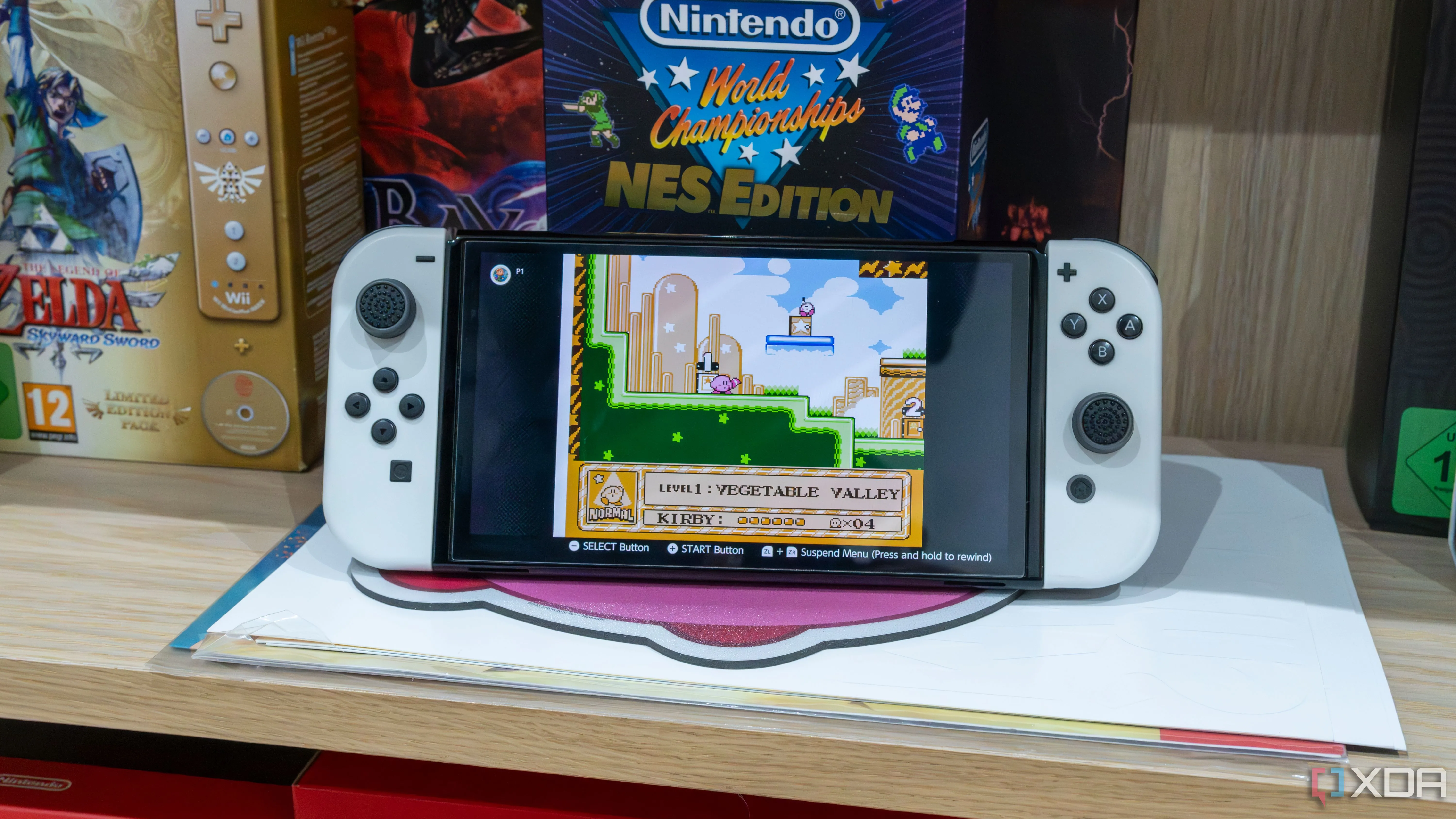 Hình ảnh chiếc Nintendo Switch OLED hiển thị game Kirby's Adventure cổ điển từ thư viện Nintendo Switch Online