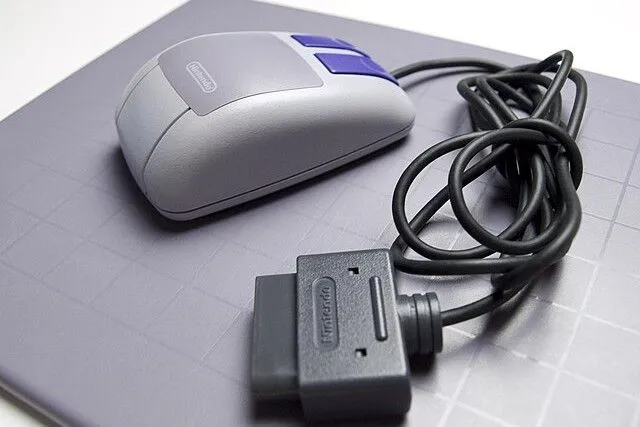 Hình ảnh chuột và bàn di SNES, phụ kiện độc đáo dành cho console Super Nintendo Entertainment System