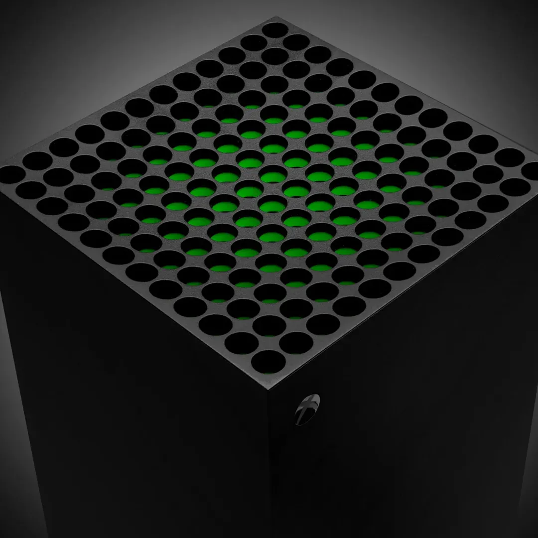 Hình ảnh chụp từ trên xuống của console Xbox Series X màu đen hiện đại