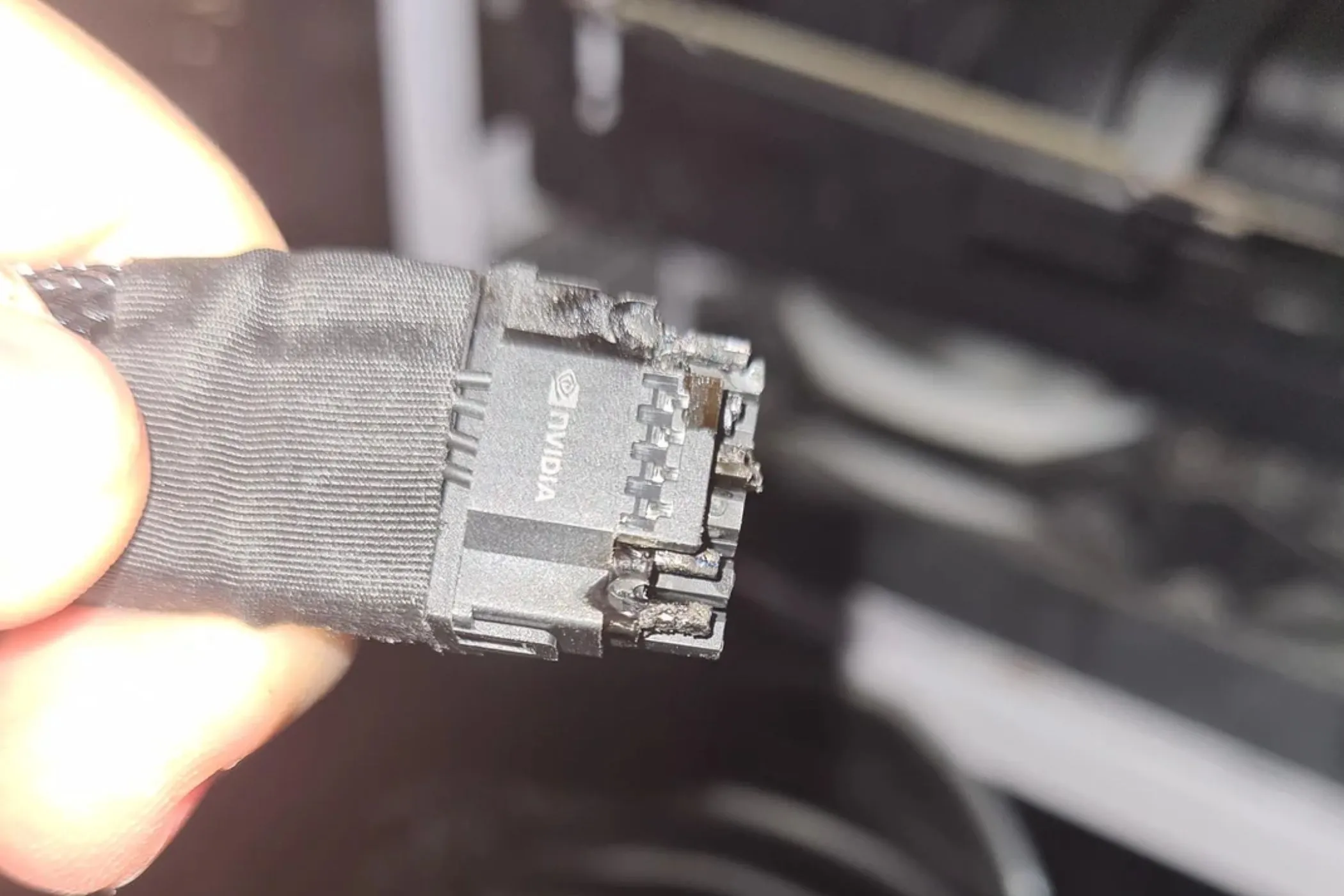 Hình ảnh đầu nối nguồn 12VHPWR bị cháy do quá tải trên card đồ họa RTX 4090