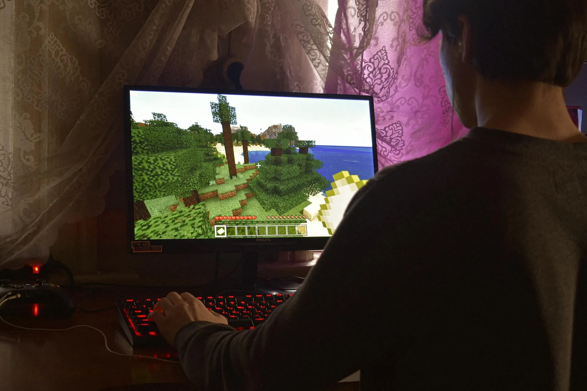 Hình ảnh game Minecraft đang chạy trên máy tính xách tay, cho thấy sự tiện lợi của game trên nhiều nền tảng