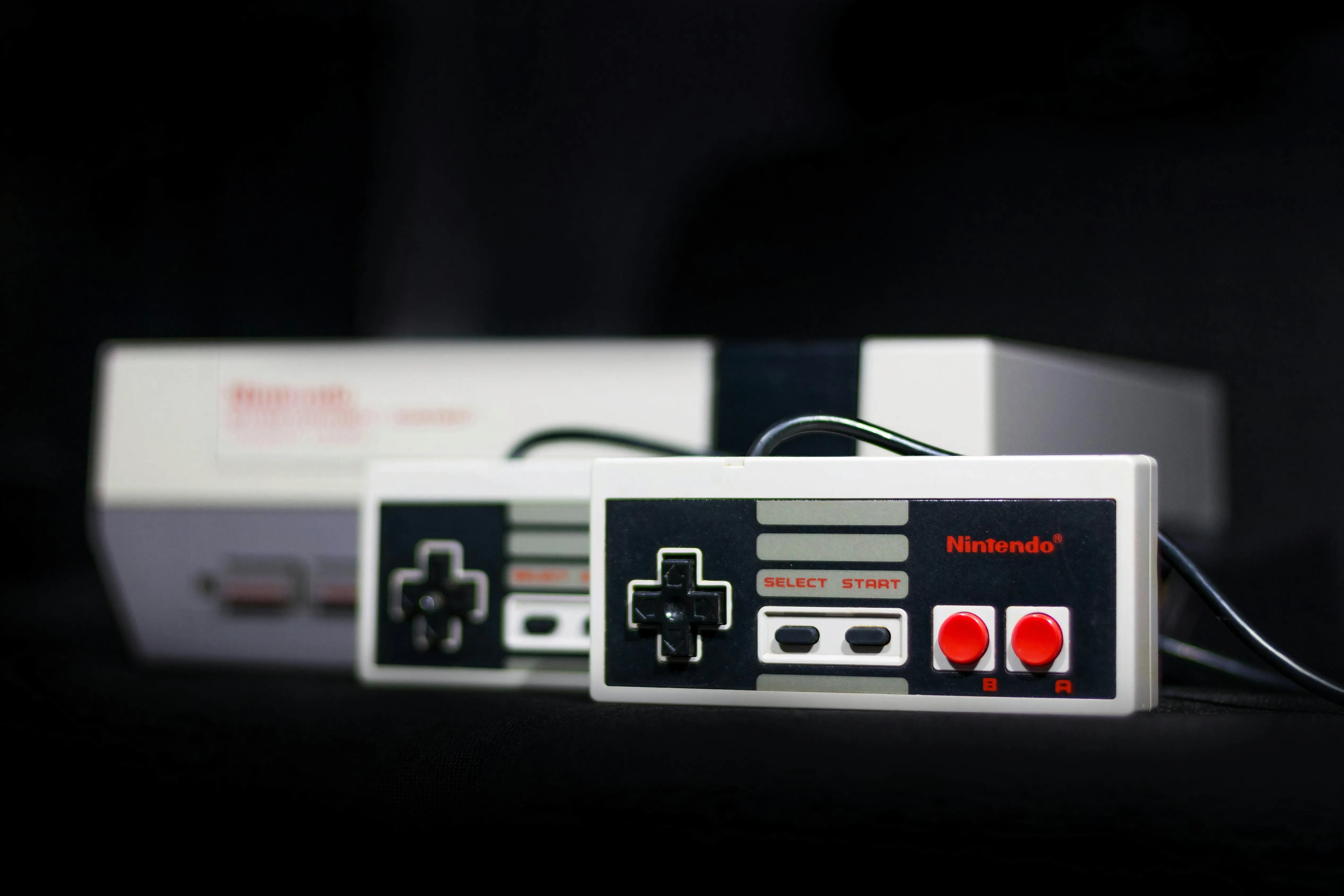 Hình ảnh hệ thống Nintendo Entertainment System (NES) màu xám và tay cầm