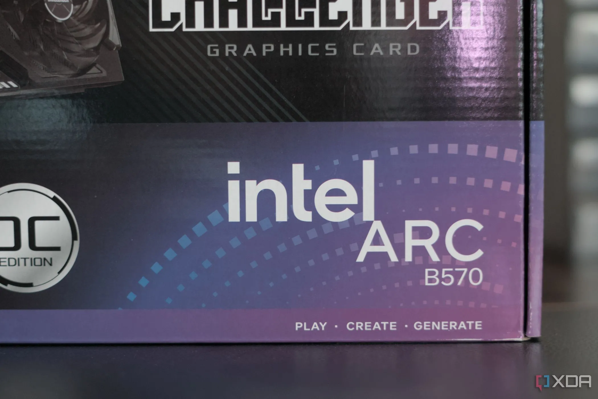 Hình ảnh hộp đựng card đồ họa ASRock Arc B570 Challenger thể hiện thương hiệu Intel Arc
