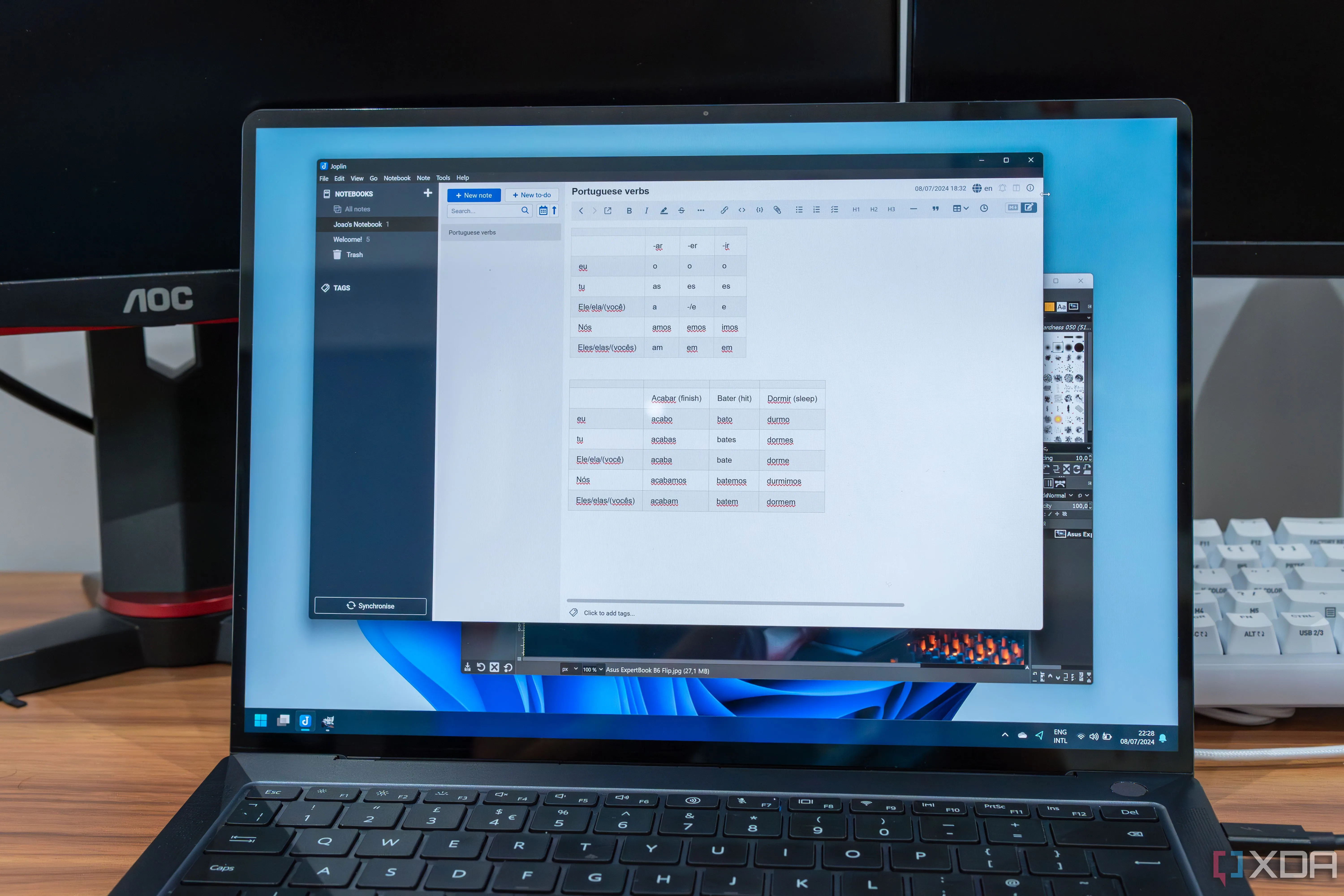 Hình ảnh laptop hiển thị GIMP và Joplin, minh họa các phần mềm mã nguồn mở thay thế hiệu quả