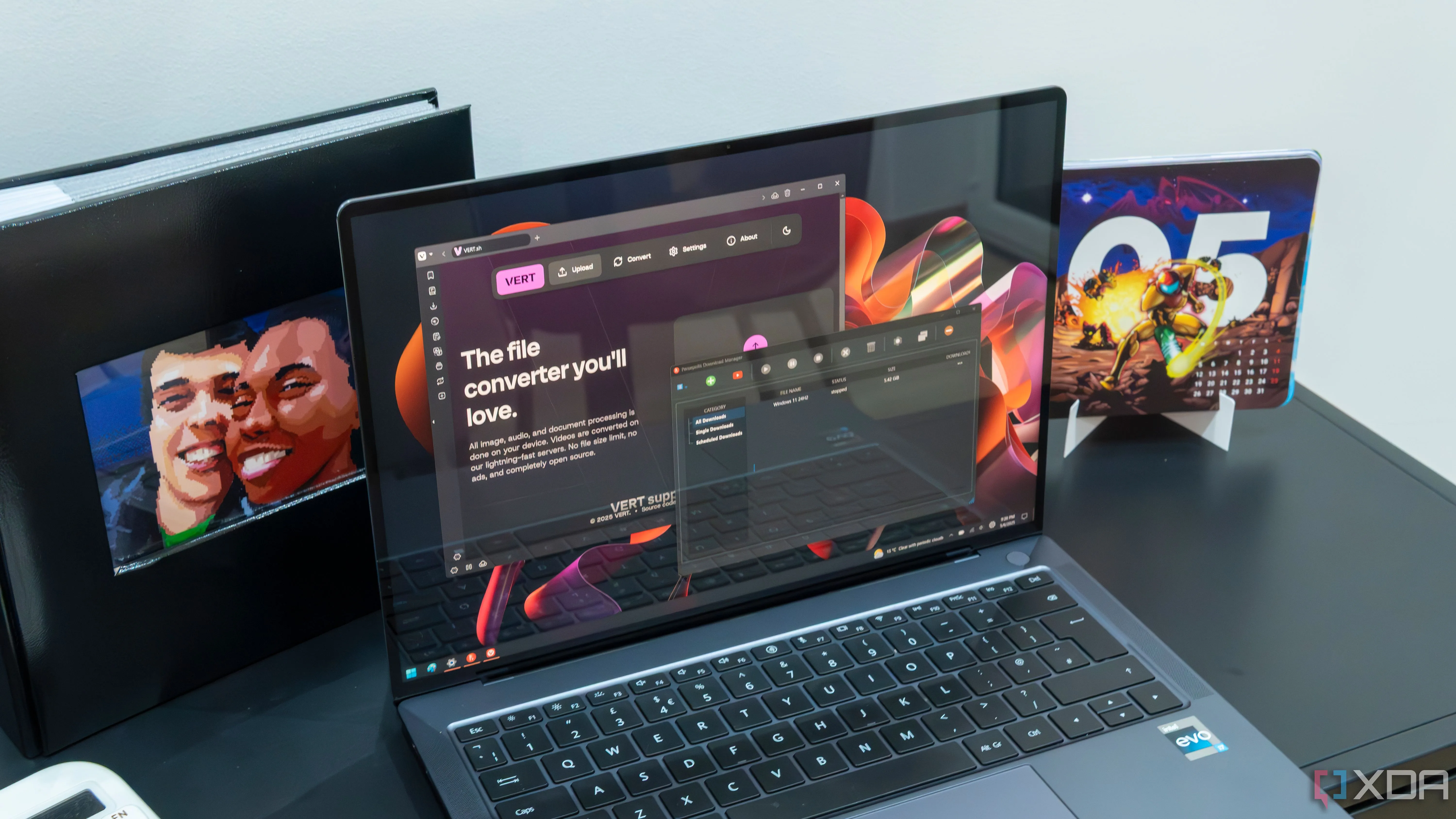 Hình ảnh laptop Windows 11 hiển thị phần mềm Persepolis và giao diện Vert trên trình duyệt web.