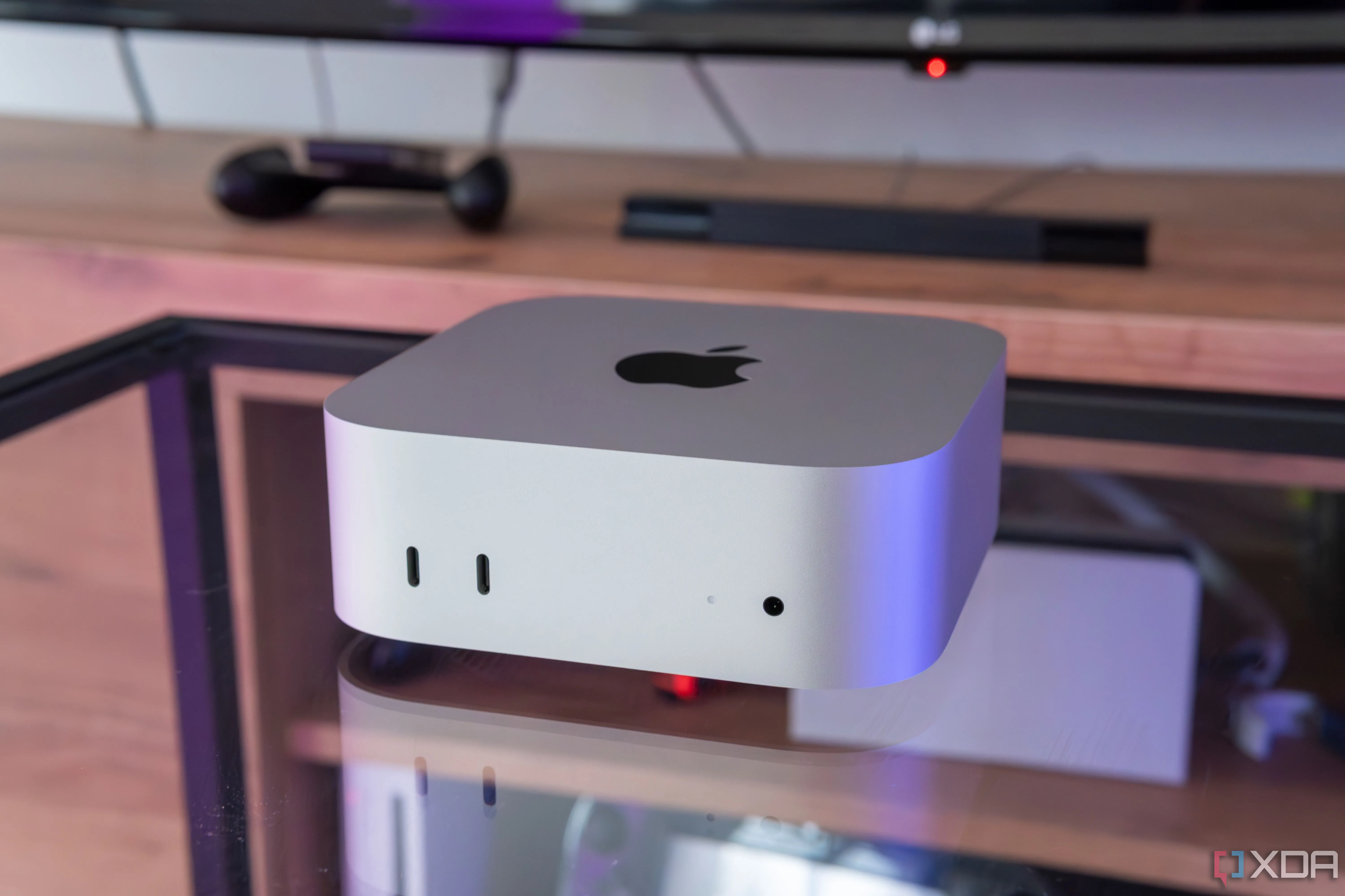 Hình ảnh Mac Mini M4 đặt trên bàn kính, thiết kế nhỏ gọn và hiện đại