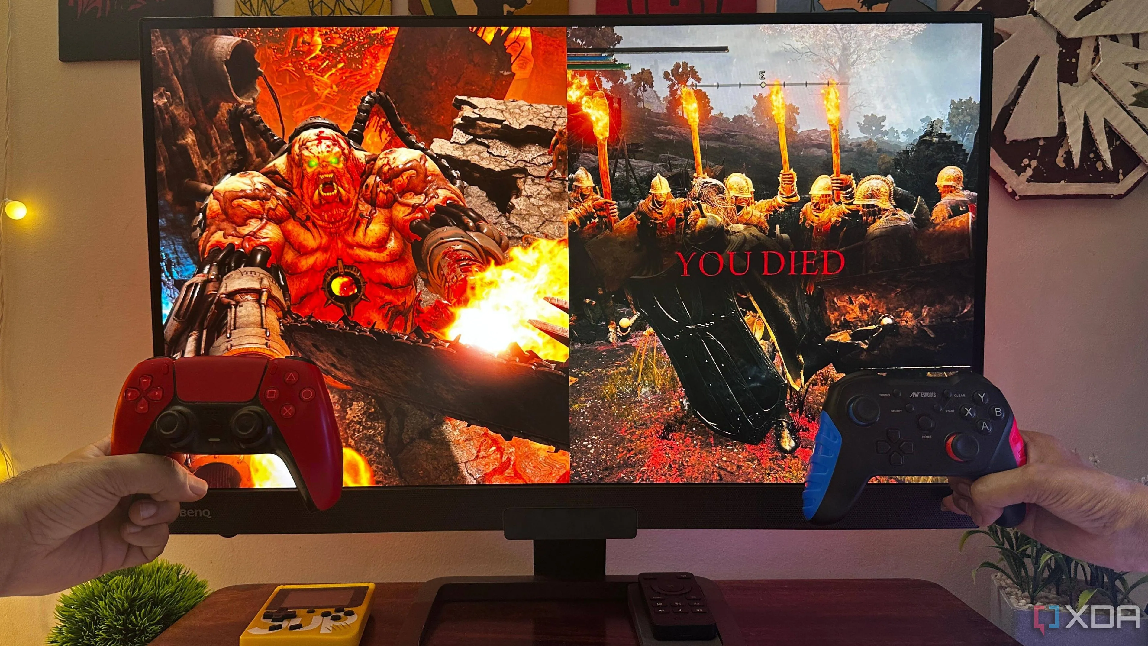 Hình ảnh màn hình máy tính hiển thị Doom Eternal và Elden Ring cùng hai người chơi đang cầm tay cầm, biểu tượng cho thế giới game single-player đa dạng.