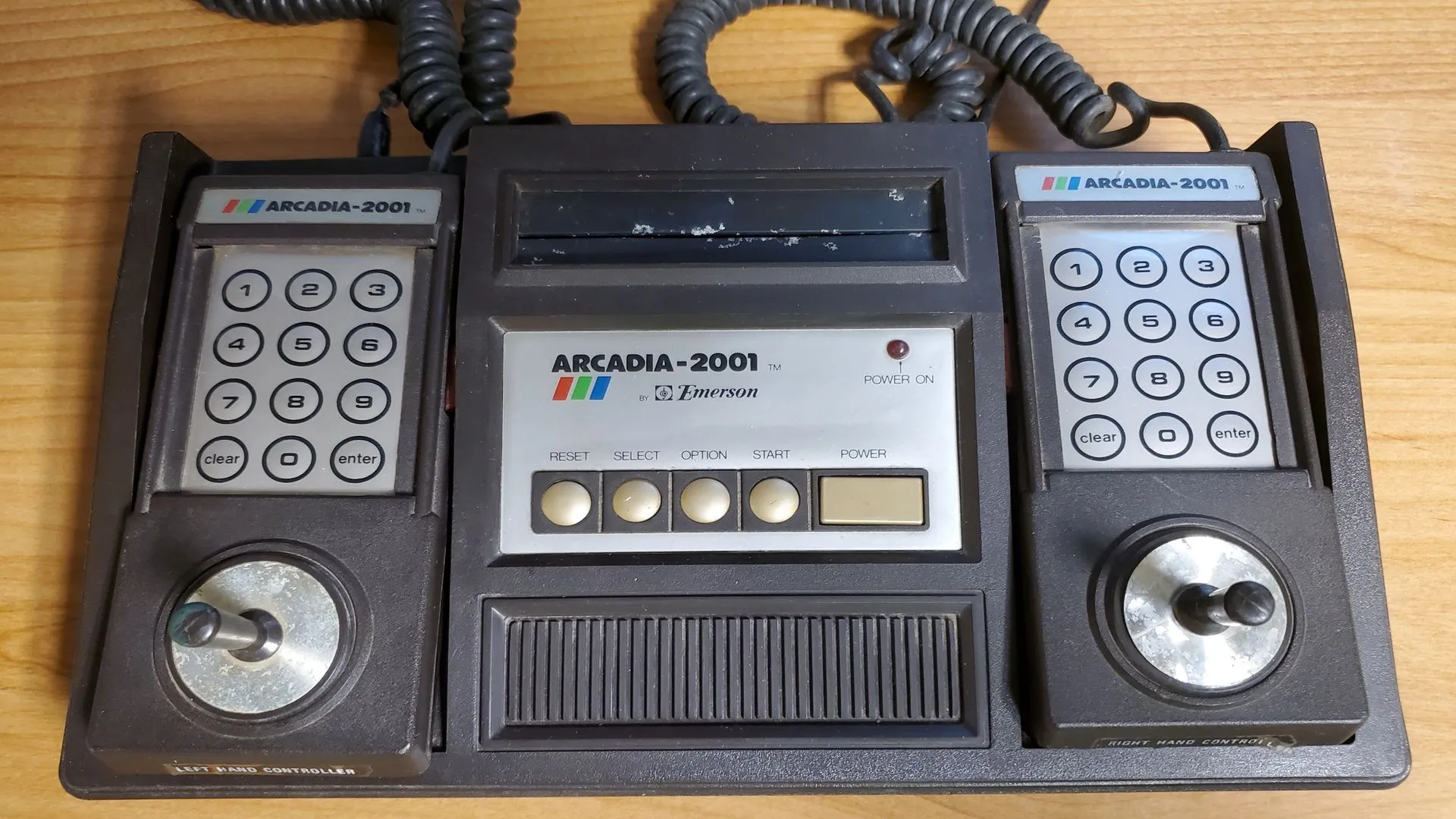 Hình ảnh máy chơi game Emerson Arcadia 2001 với thiết kế đặc trưng và bộ điều khiển