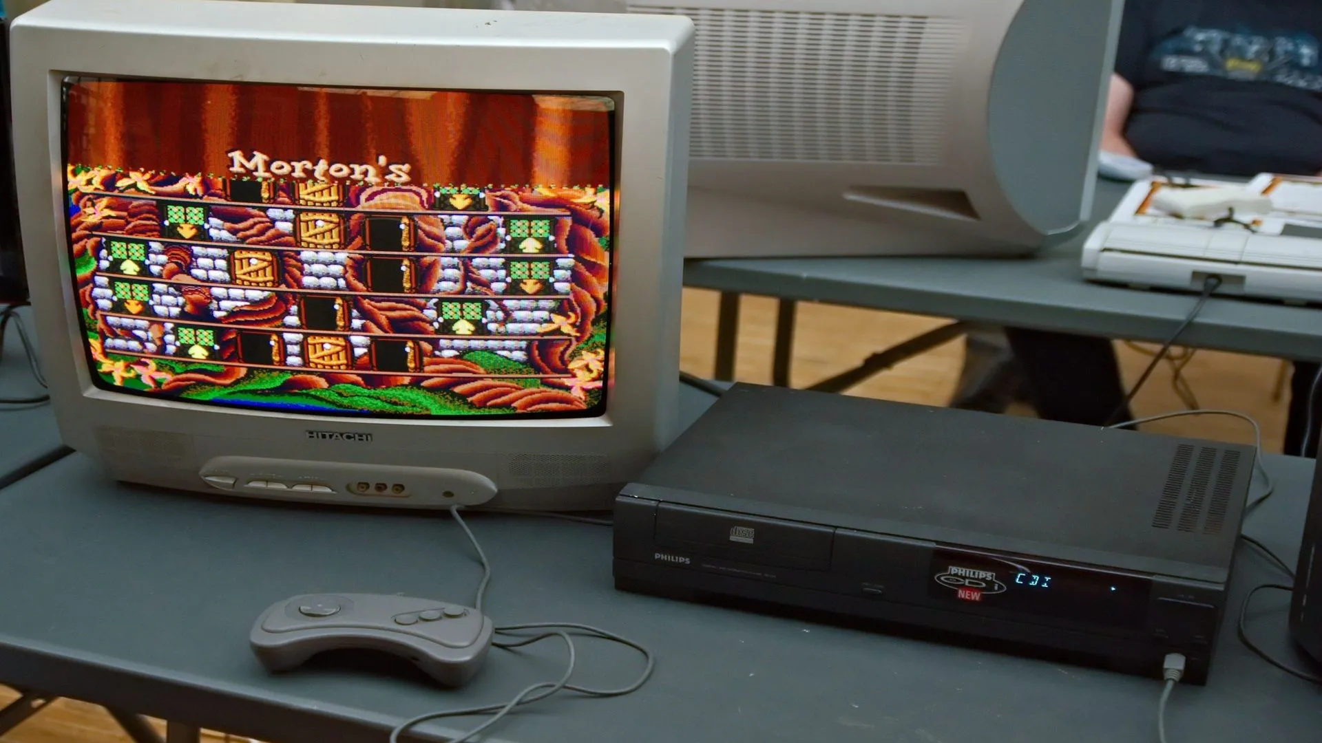 Hình ảnh máy chơi game Philips CD-i đang chạy tựa game Hotel Mario tại sự kiện