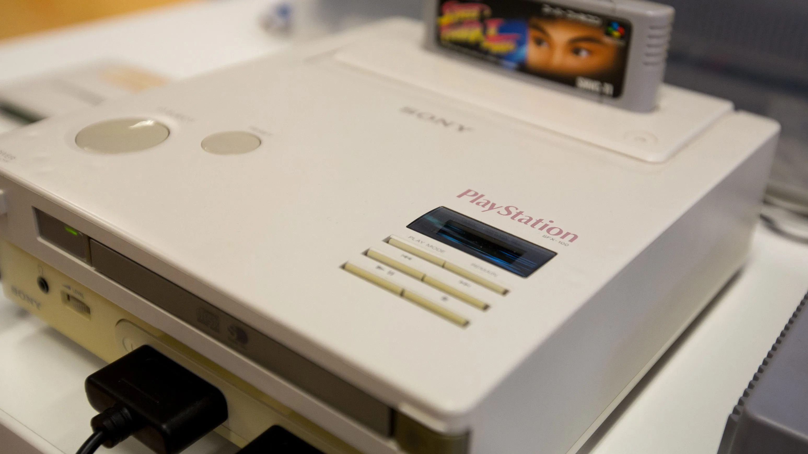 Hình ảnh máy chơi game prototype Nintendo PlayStation, sản phẩm hợp tác giữa Nintendo và Sony trước khi đổ vỡ, một trong những console hiếm nhất lịch sử.
