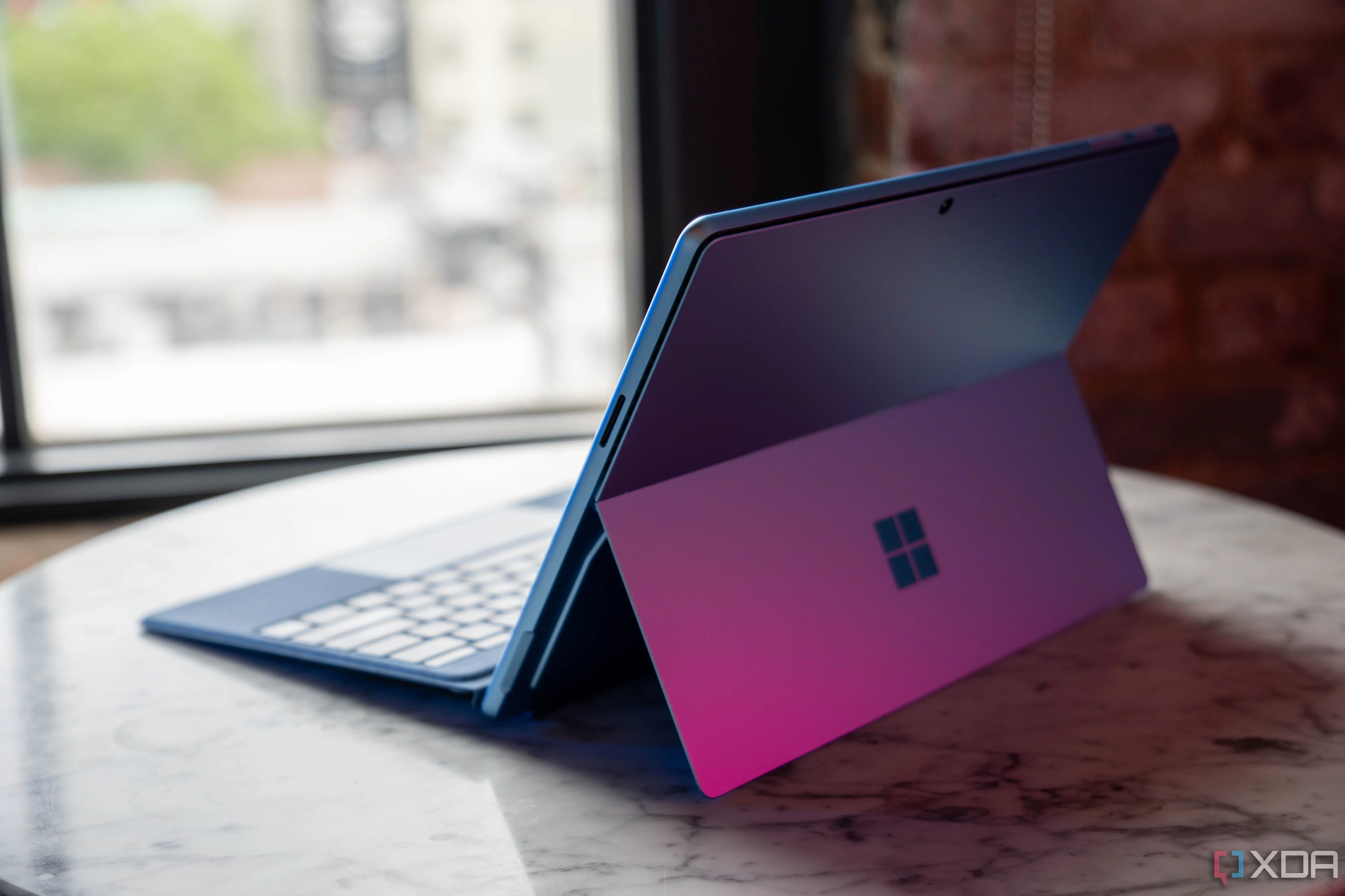 Hình ảnh máy tính bảng Surface Pro chạy Windows 11, minh họa khả năng làm việc liền mạch giữa các thiết bị di động và máy tính.