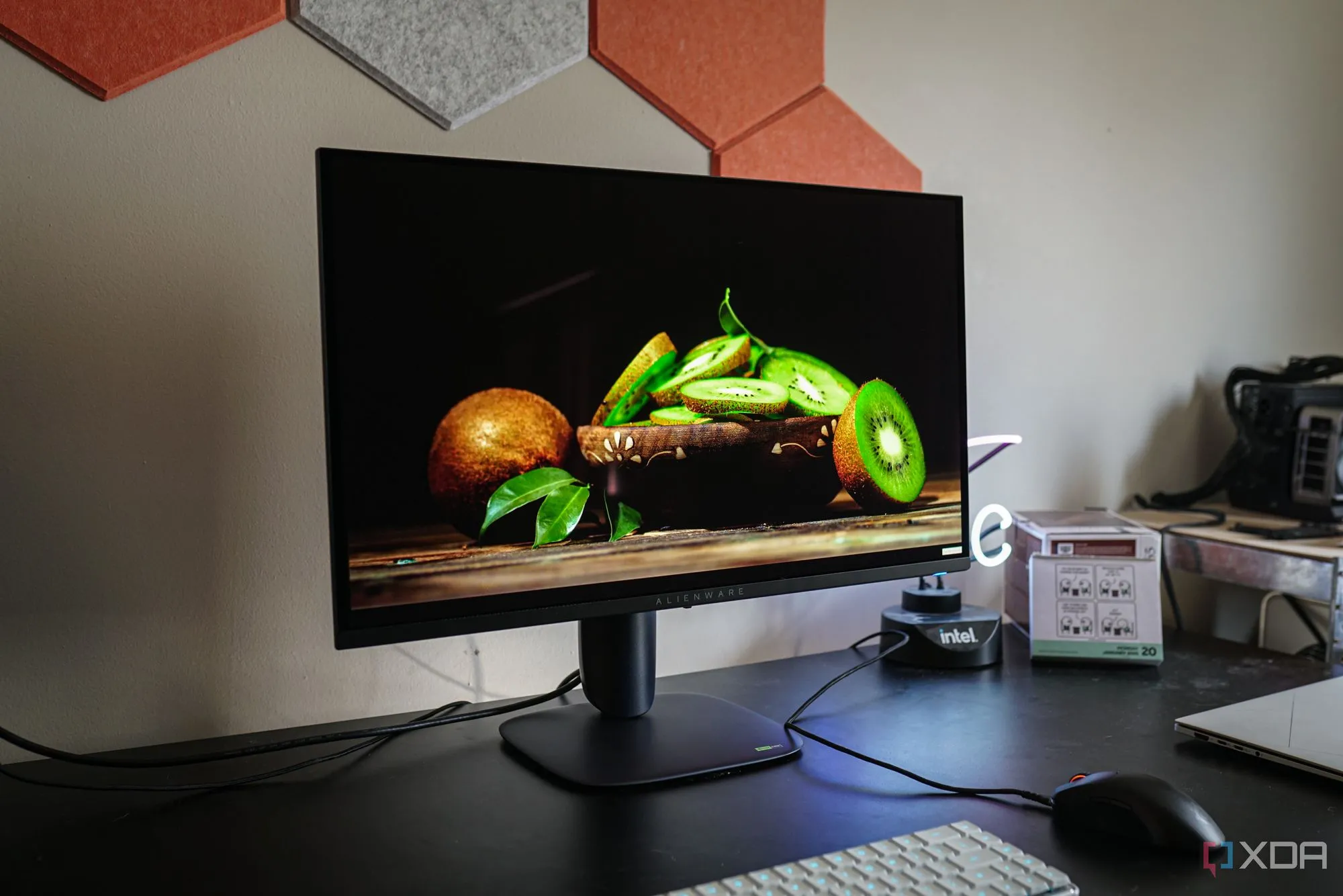 Hình ảnh minh họa độ sáng và màu sắc rực rỡ trong chế độ HDR trên màn hình Alienware AW2725Q