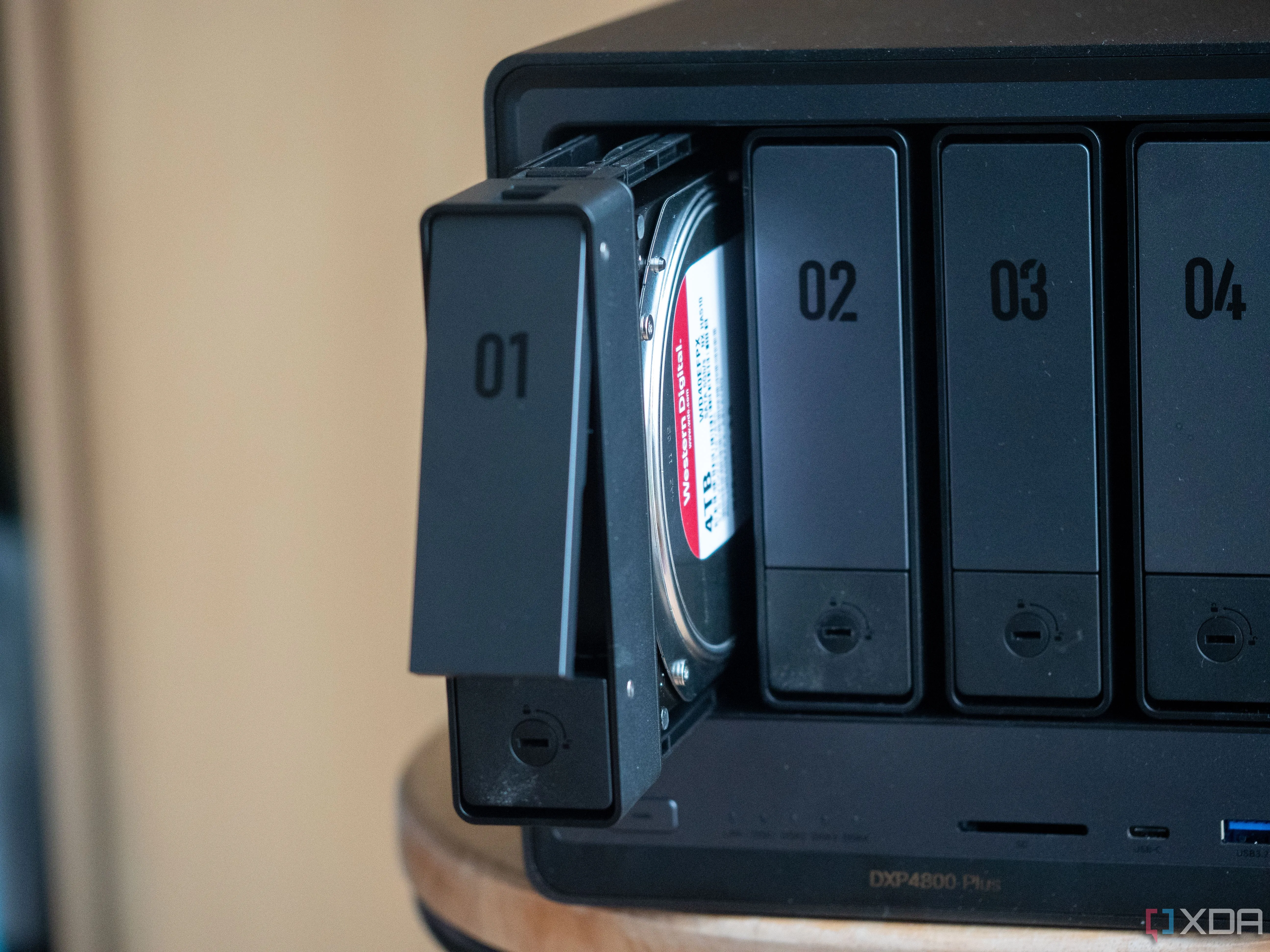 Hình ảnh minh họa một thiết bị NAS 6 khay của Ugreen, cho thấy khả năng mở rộng lưu trữ lớn bằng ổ cứng HDD