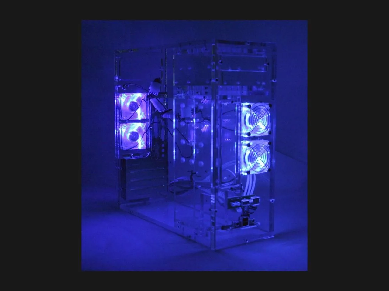 Hình ảnh minh họa vỏ case PC trong suốt với các quạt tản nhiệt phát sáng UV màu xanh