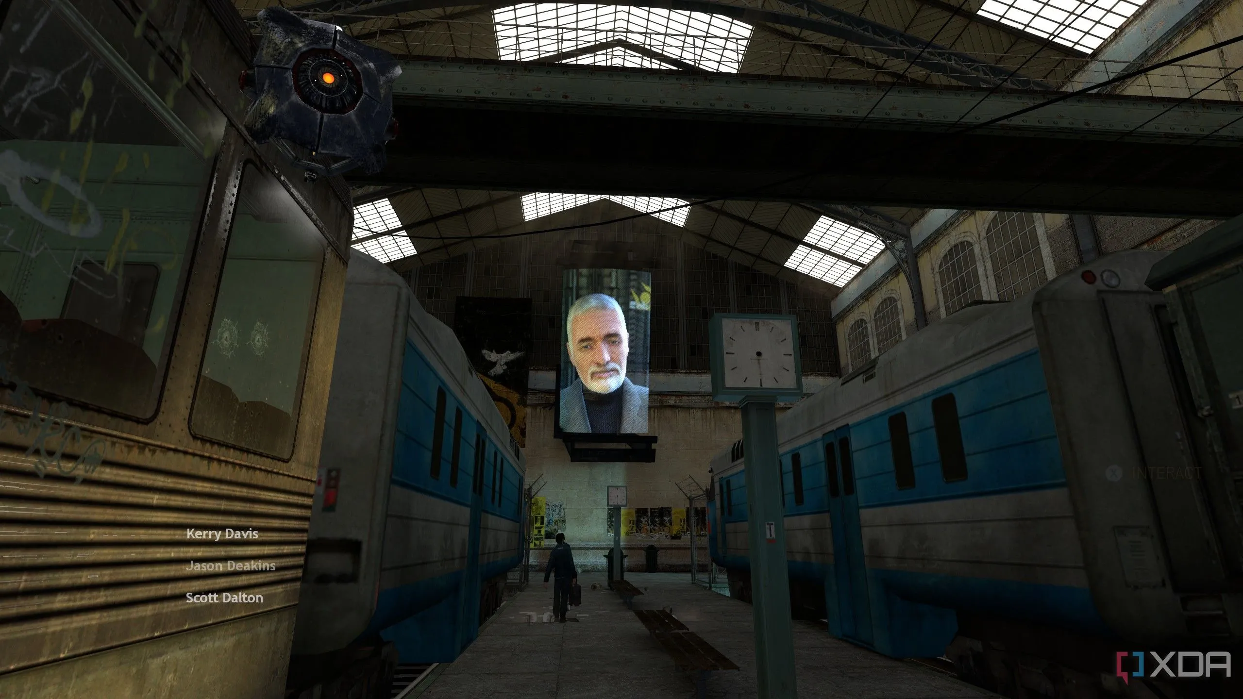 Hình ảnh mở đầu của Half-Life 2 RTX với cảnh tượng thành phố City 17 hoang tàn, giới thiệu bối cảnh u ám của trò chơi.