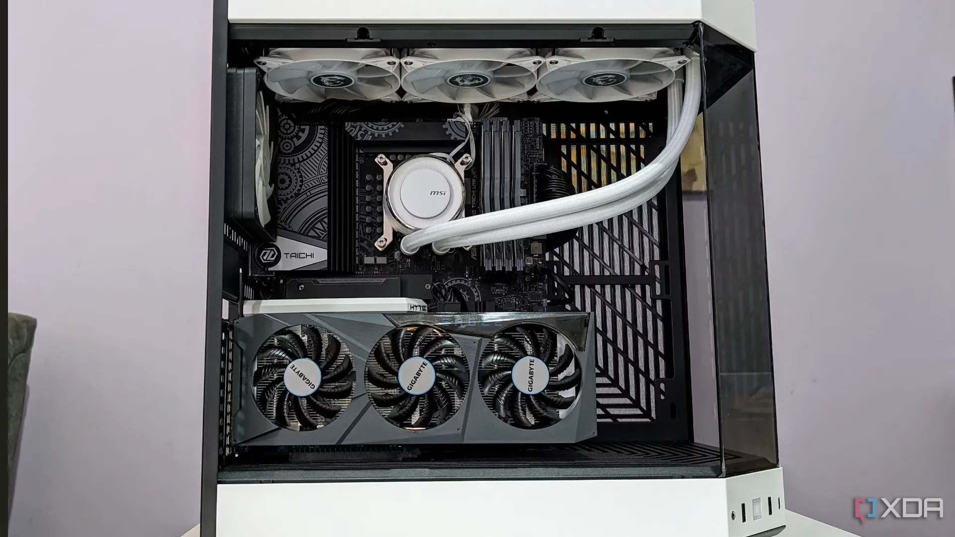 Hình ảnh một bộ PC đã hoàn thiện trong vỏ case trắng, mở tấm kính bên hông để lộ các linh kiện bên trong