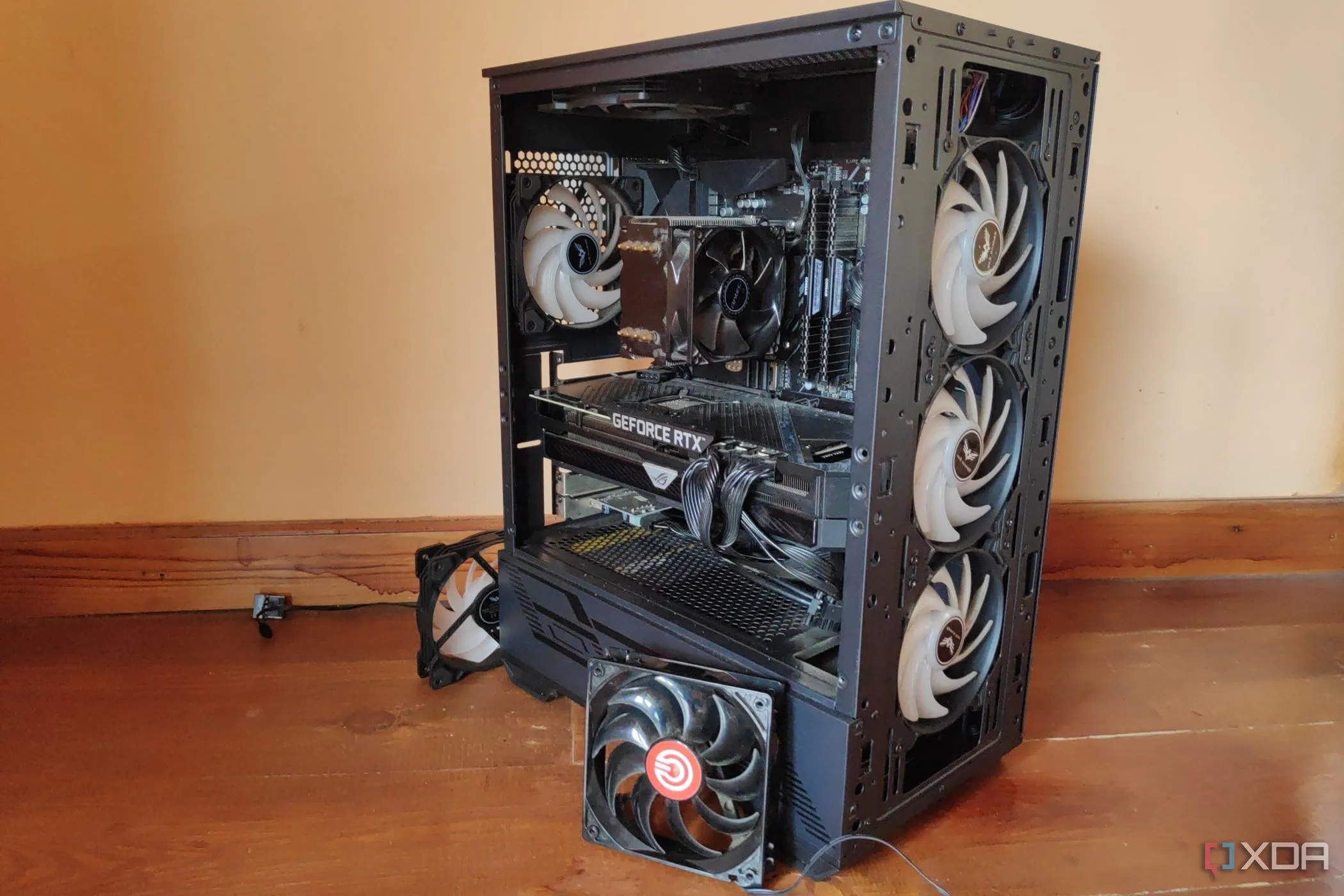 Hình ảnh một chiếc case MSI Forge 110R với hai chiếc quạt phụ đặt bên cạnh