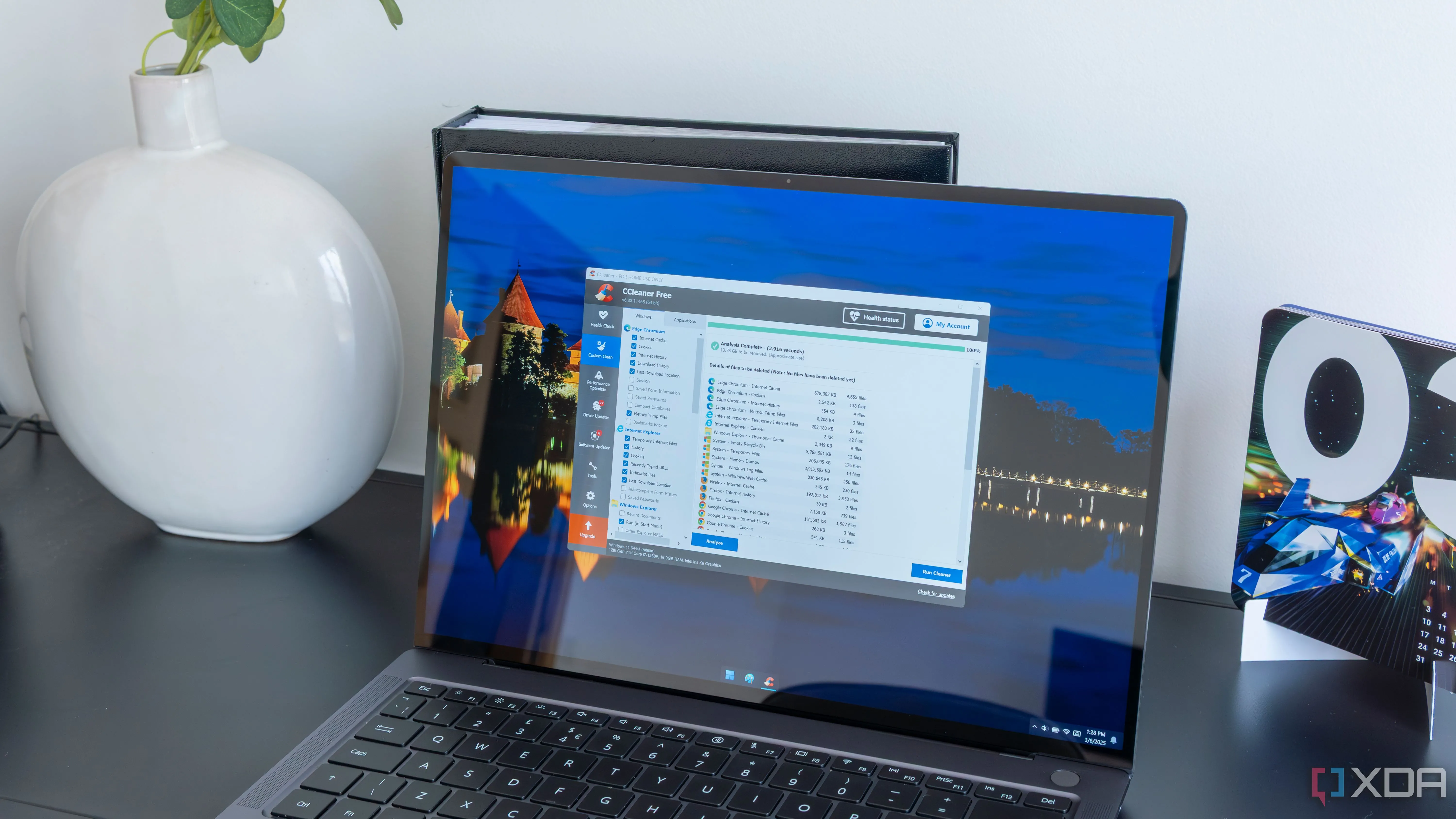 Hình ảnh một chiếc laptop Windows 11 đang chạy phần mềm CCleaner, một ứng dụng dọn dẹp PC được nhiều người biết đến.