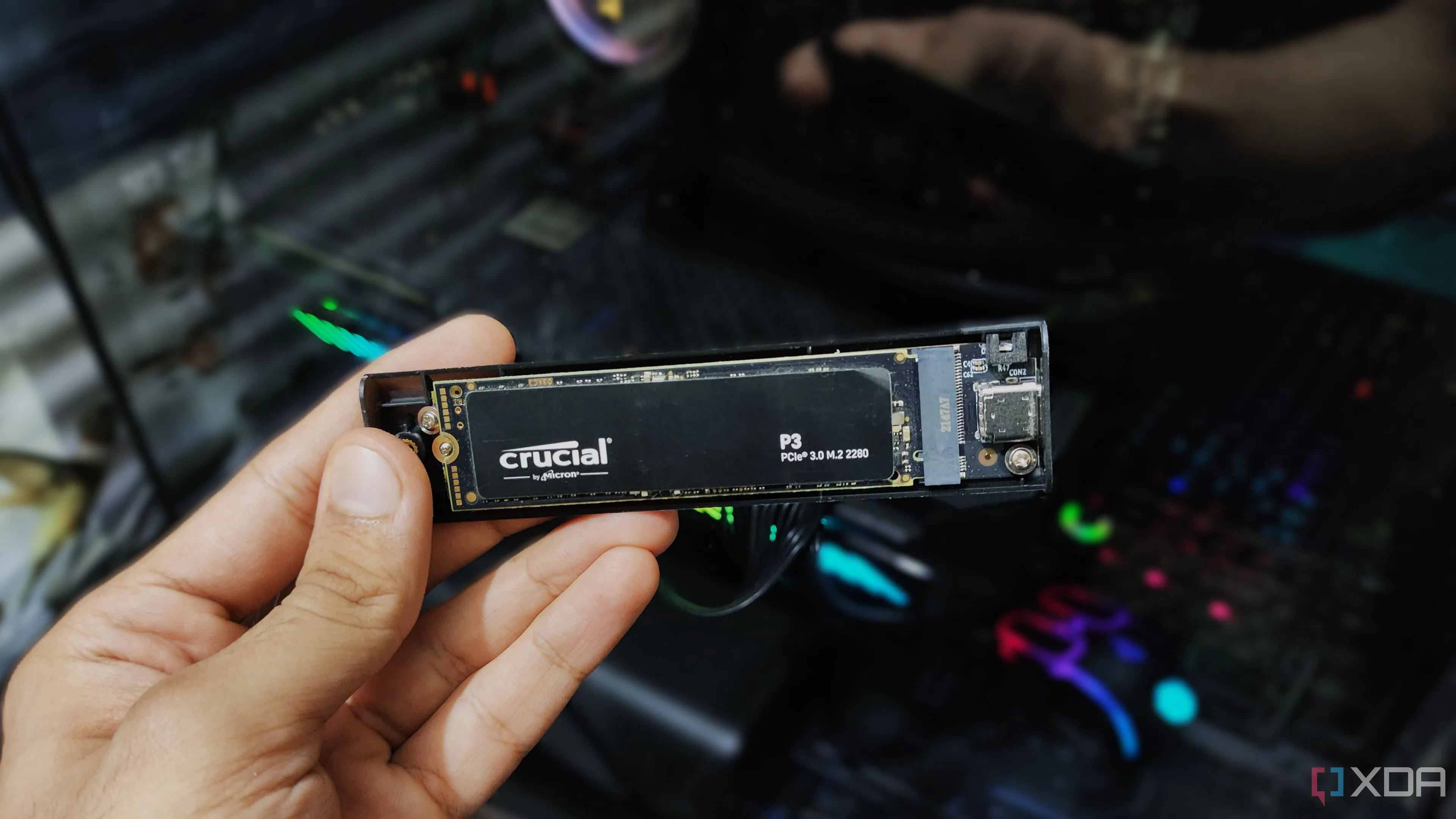 Hình ảnh một người đang cầm một hộp đựng ổ cứng NVMe SSD