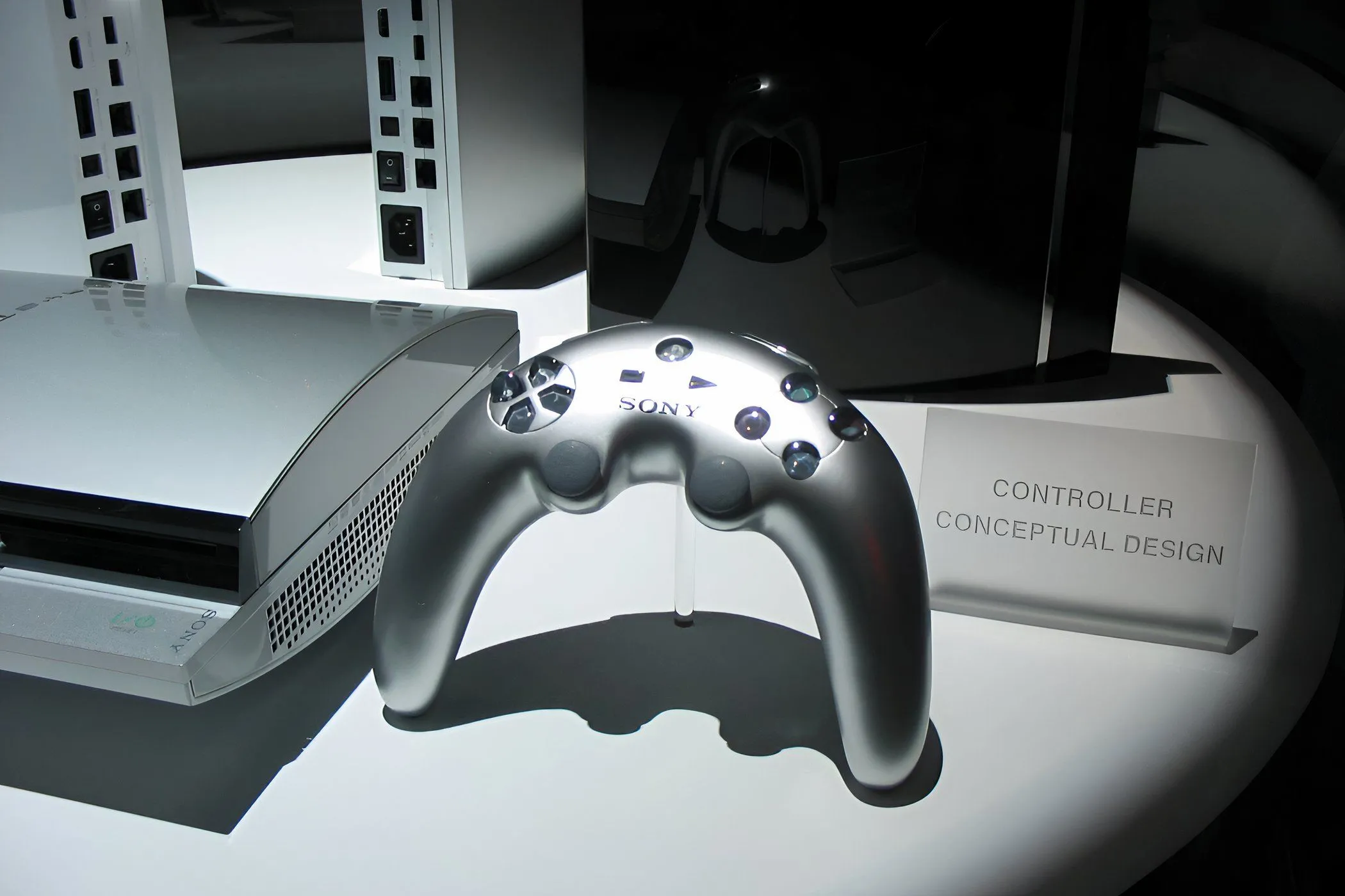 Hình ảnh thiết kế nguyên bản, màu crôm của tay cầm PlayStation 3 năm 2005 với hình dáng boomerang độc đáo