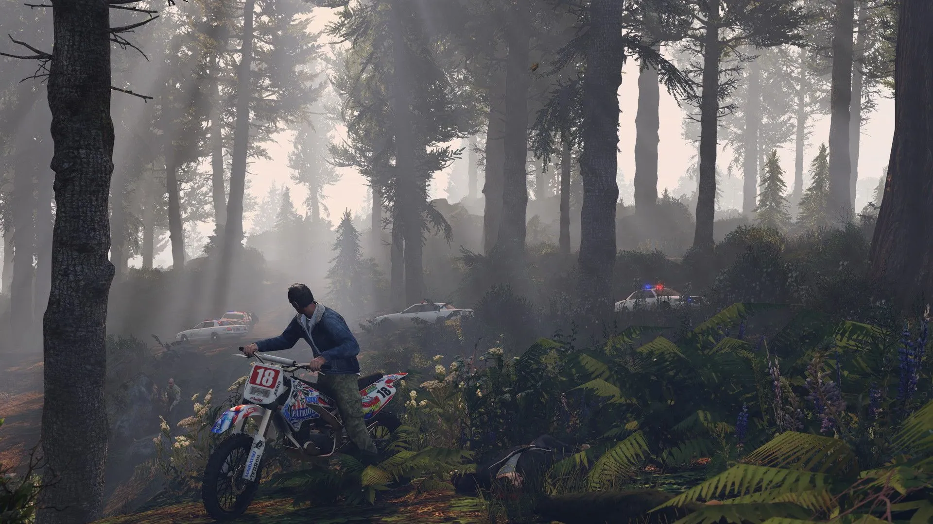 Hình ảnh Trevor lái xe mô tô địa hình trong rừng, minh họa cho thế giới mở của GTA V