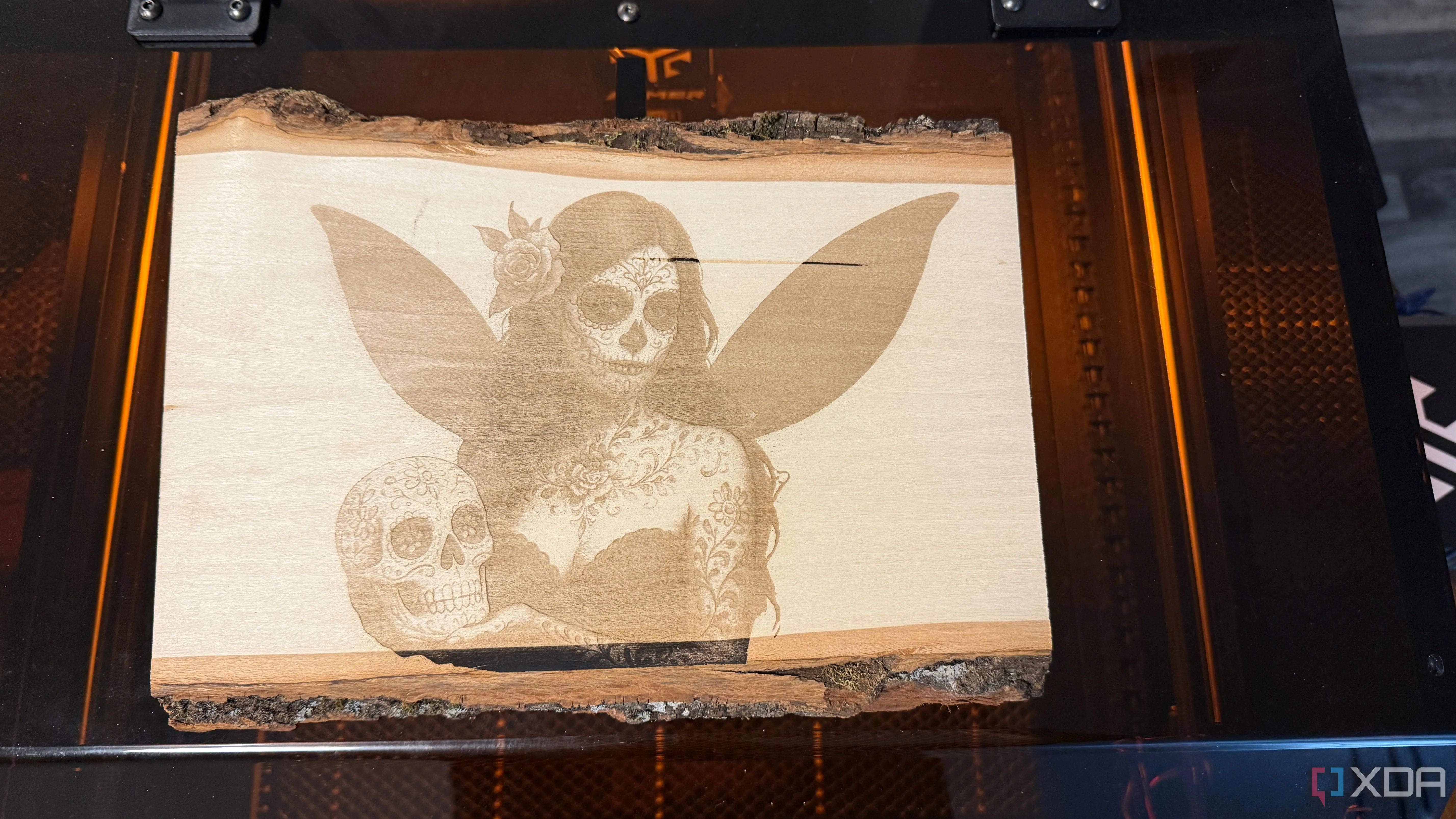 Hình khắc laser chi tiết nàng tiên đầu lâu phong cách Sugar Skull trên máy Acmer P3, minh họa khả năng tạo tác phẩm nghệ thuật tinh xảo