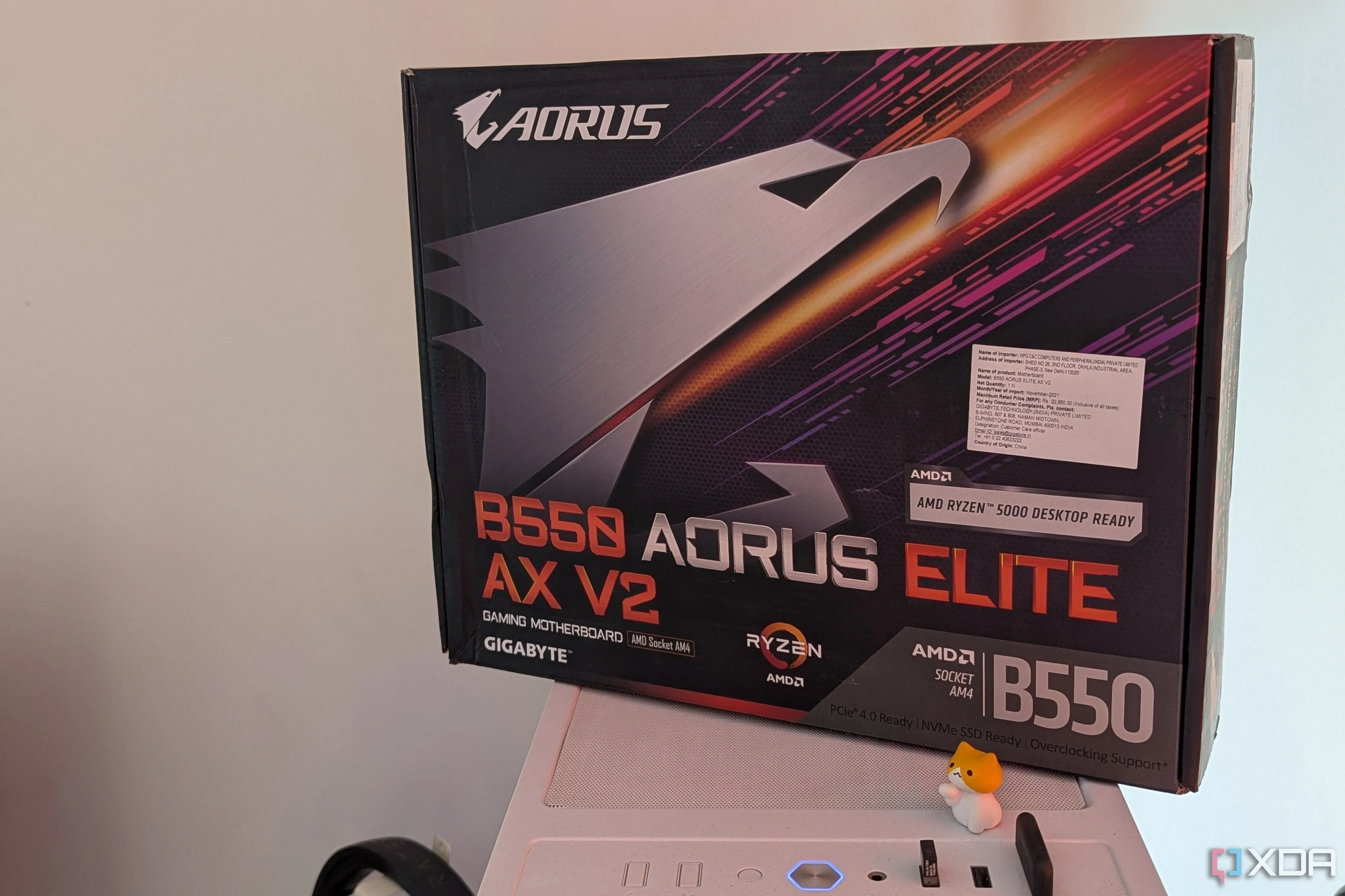 Hộp bo mạch chủ Gigabyte B550 Aorus Elite AX V2 trên nền vỏ máy tính màu trắng.
