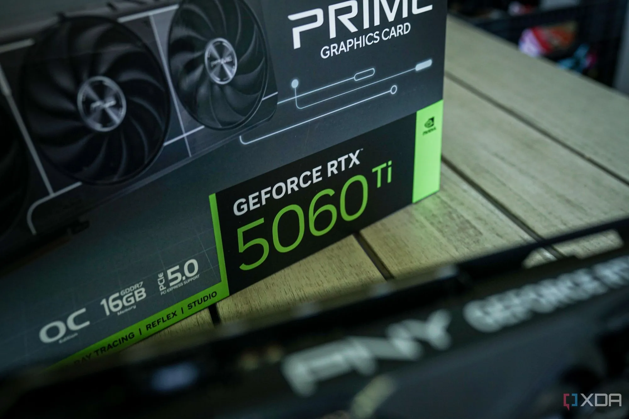 Hộp card đồ họa Nvidia GeForce, minh họa cho vấn đề VRAM 8GB trên các mẫu GPU hiện đại