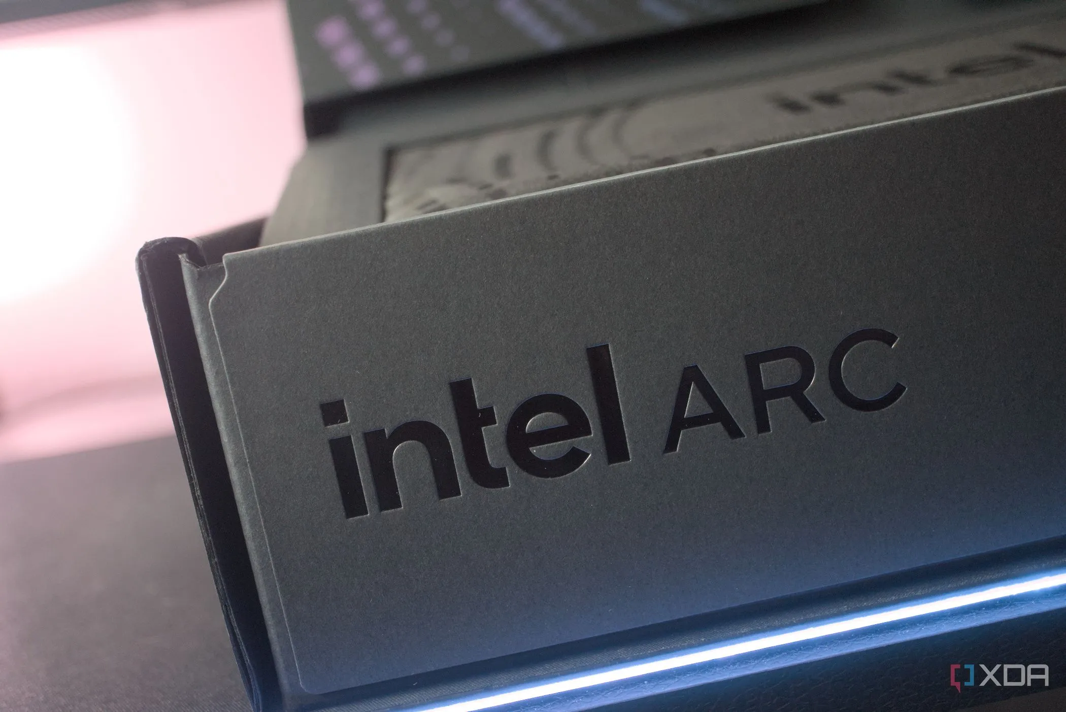 Hộp đóng gói card đồ họa Intel Arc B580, một sản phẩm đã thành công trong phân khúc gaming giá rẻ.
