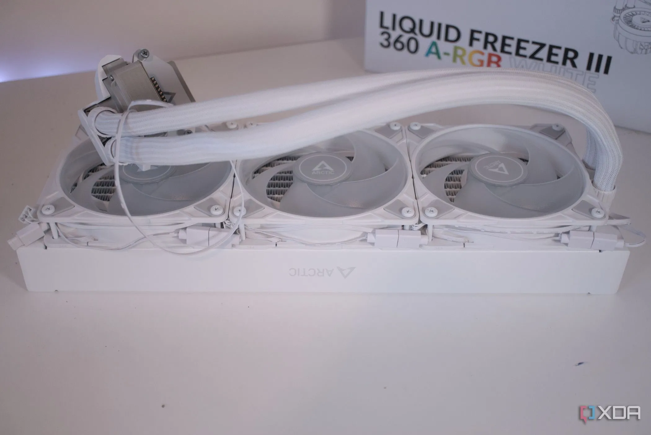 Hộp sản phẩm tản nhiệt Arctic Liquid Freezer III 360 A-RGB và các phụ kiện
