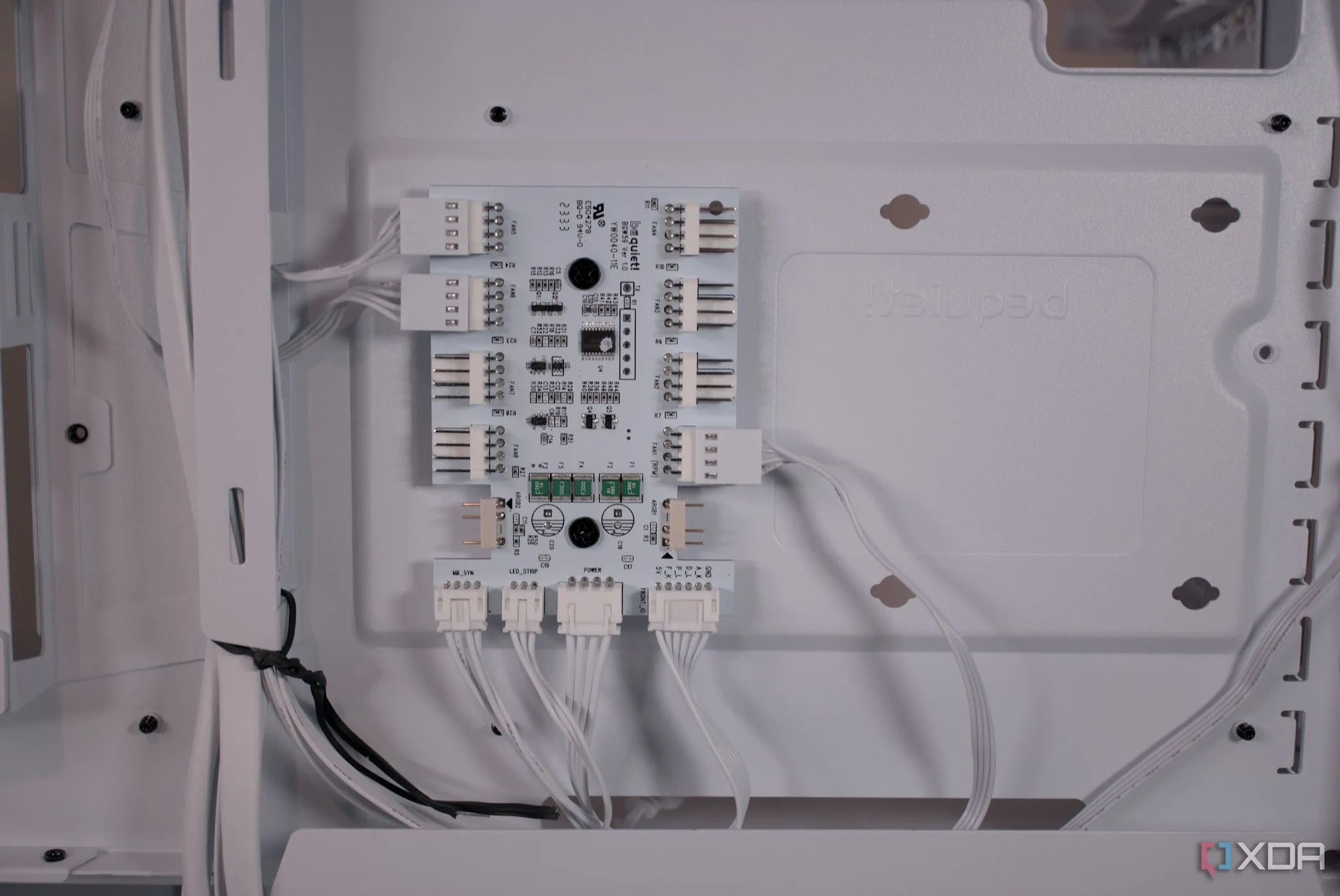 Hub điều khiển quạt và RGB tích hợp trong vỏ case be quiet! Dark Base 701