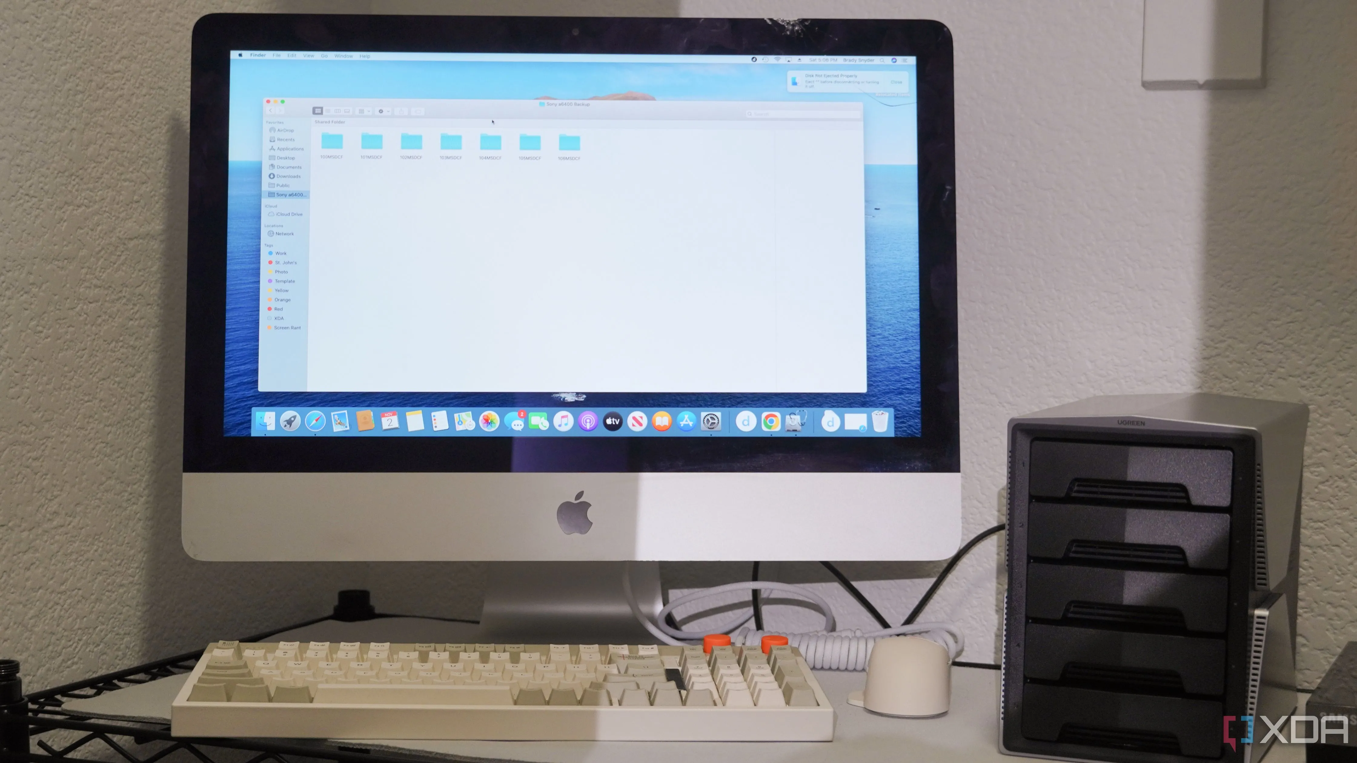 iMac cũ được cấu hình thành hệ thống NAS đặt trong tủ, minh họa cho việc sử dụng thiết bị cũ làm máy chủ lưu trữ