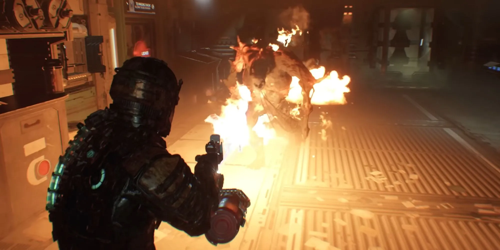 Isaac chiến đấu với Necromorph bằng súng phun lửa trong Dead Space Remake