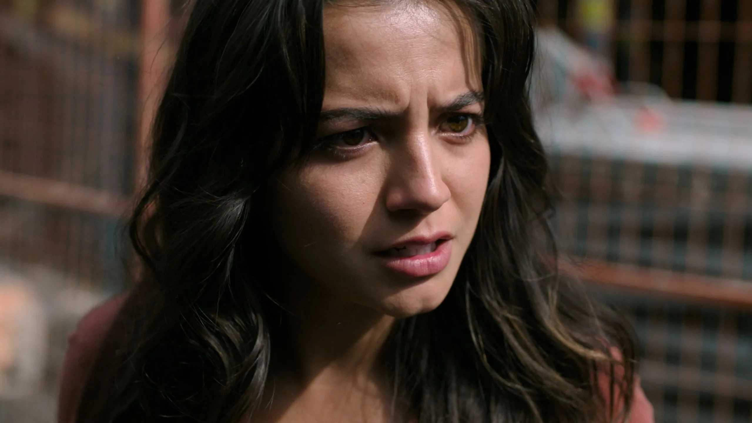 Isabela Merced trong vai Dina với ánh mắt kiên định trong tập phim The Last of Us mùa 2 của HBO