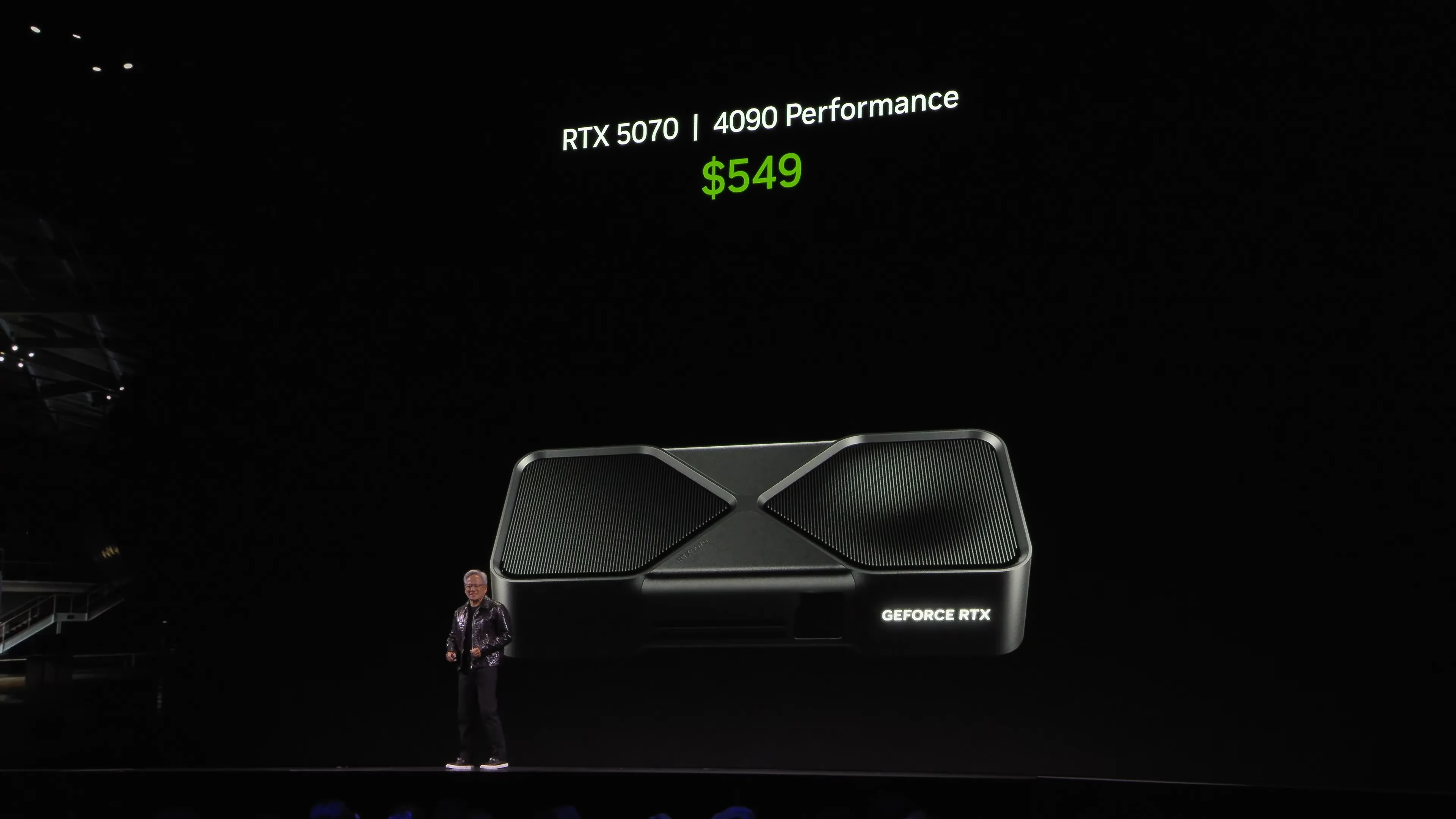 Jensen Huang, CEO Nvidia, công bố hiệu suất card đồ họa RTX 5070 tại CES 2025, cho thấy cuộc đua ra mắt sản phẩm mới