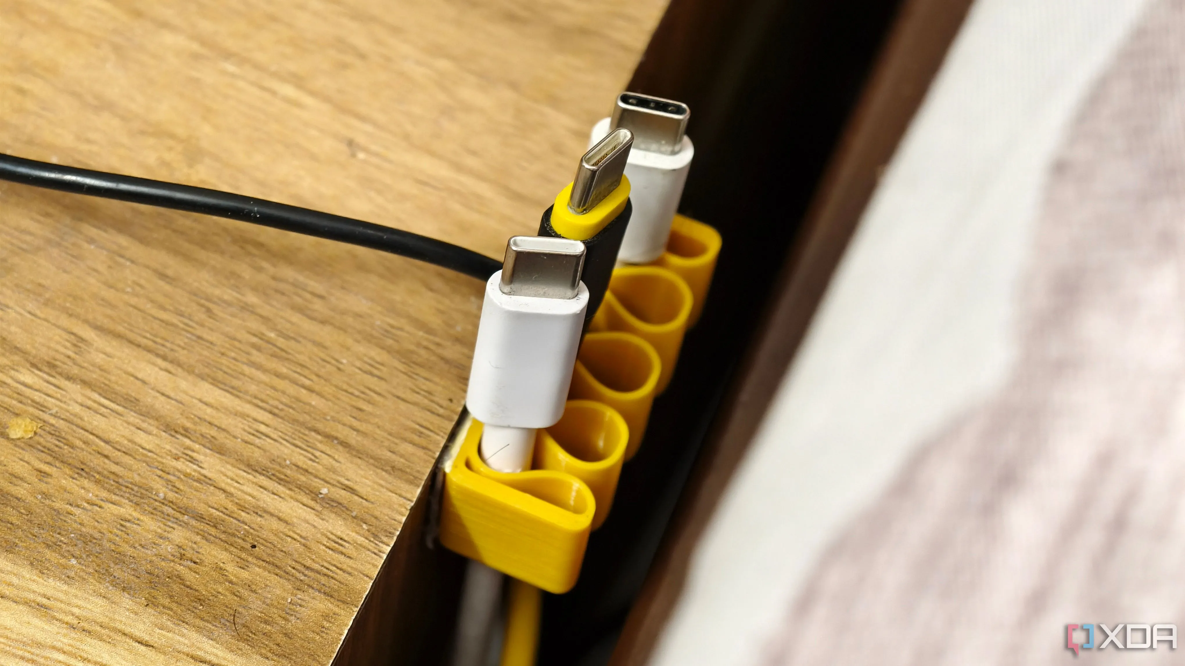 Kẹp giữ cáp in 3D nhỏ gọn giúp quản lý dây điện trên bàn làm việc