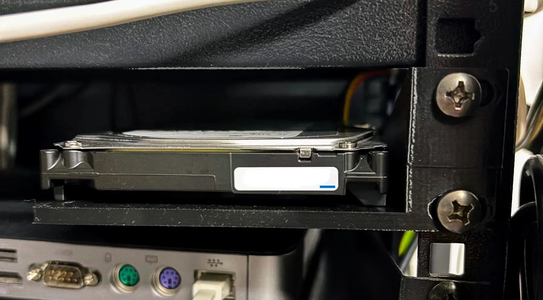 Khay ổ cứng HDD 1U trong tủ rack, minh họa cách tổ chức các ổ đĩa để tối ưu chi phí lưu trữ lớn