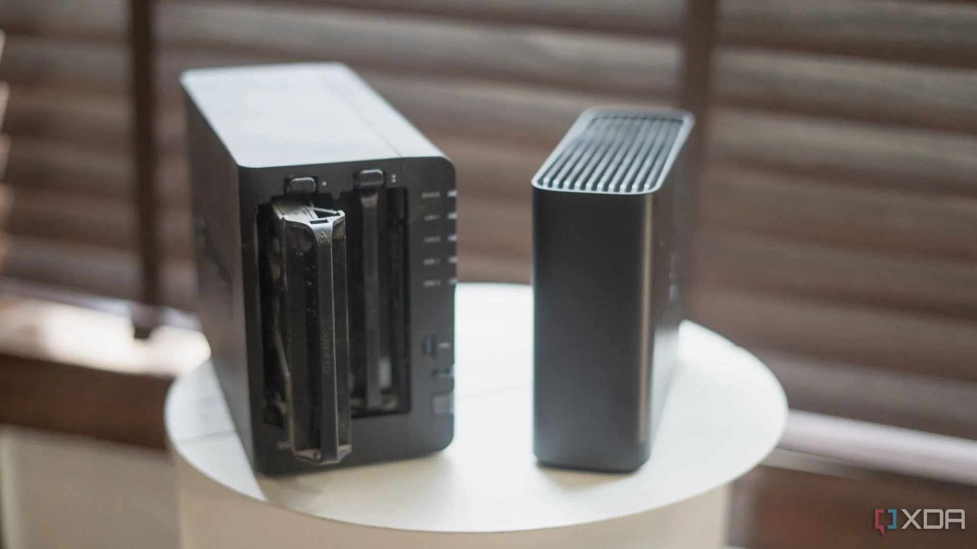 Khay ổ đĩa NAS Synology trên bàn, minh họa việc mở rộng lưu trữ Home Lab