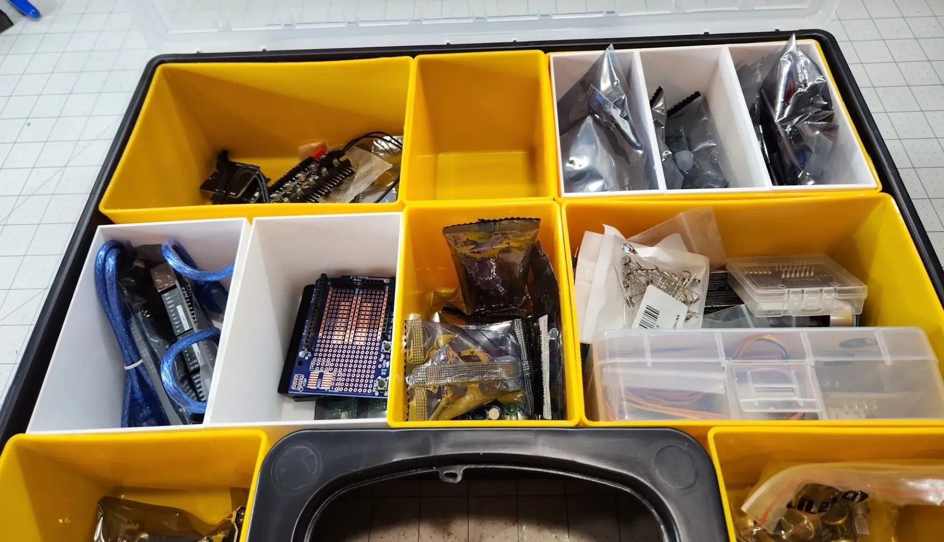 Khay và vách ngăn đựng linh kiện nhỏ trên bàn làm việc, được tái chế từ các sản phẩm in 3D không hoàn chỉnh hoặc lỗi hình dạng