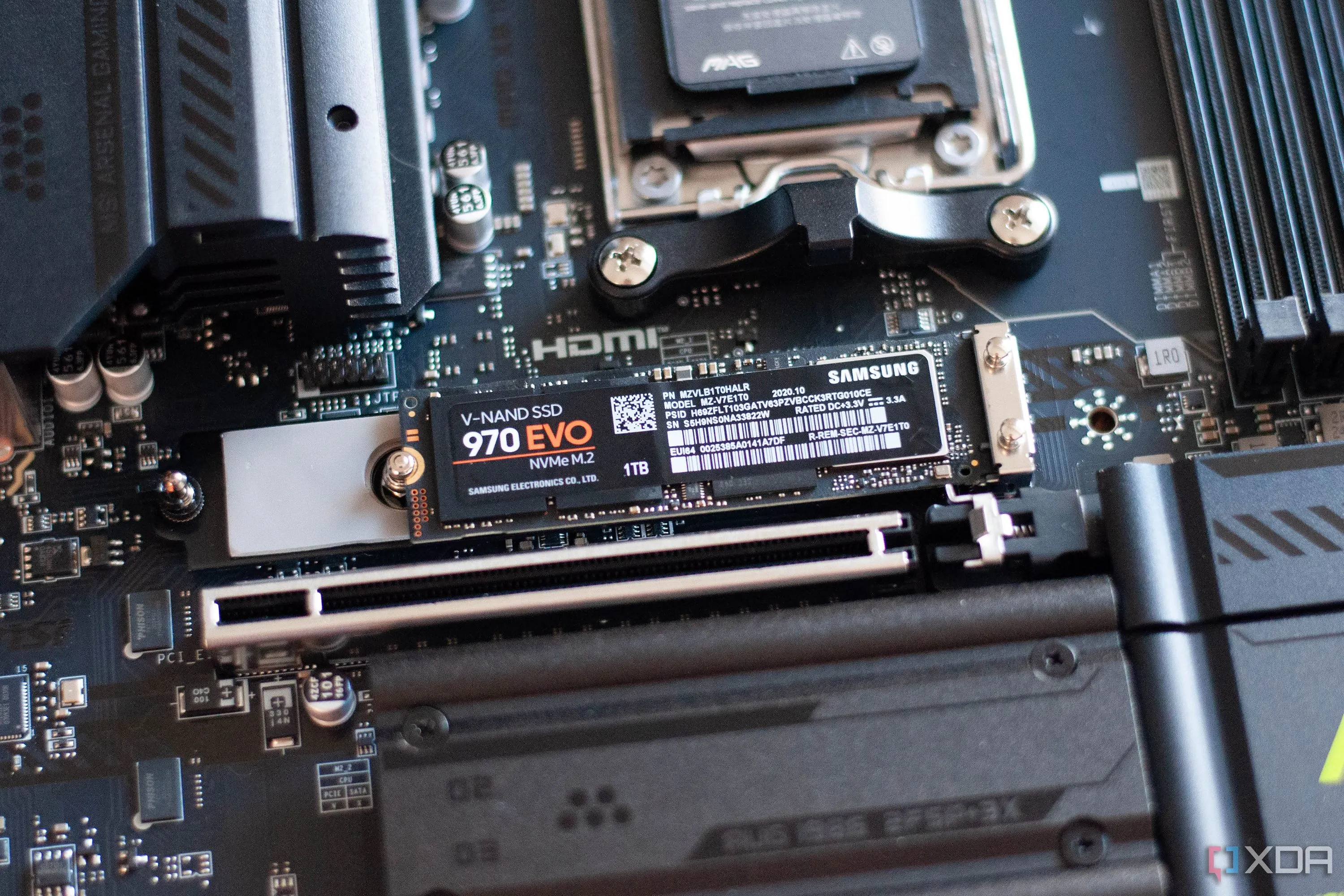 Khe cắm M.2 SSD trên bo mạch chủ MSI MAG X870E Tomahawk Wifi, nơi người dùng cân nhắc dung lượng SSD cần thiết.