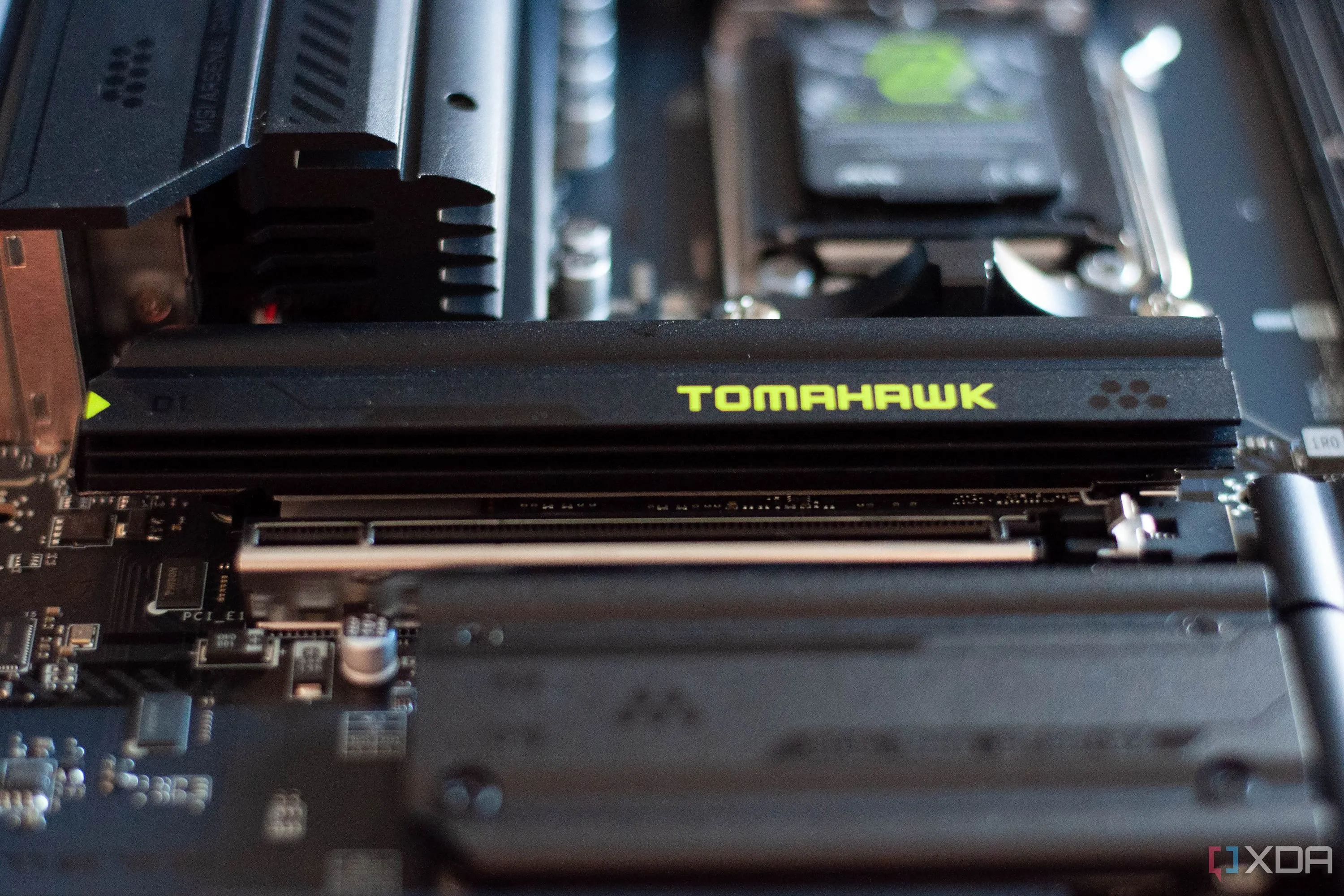 Khe cắm M.2 trên bo mạch chủ MSI MAG X870E Tomahawk Wifi được trang bị tản nhiệt đầy đủ, bảo vệ hiệu năng SSD