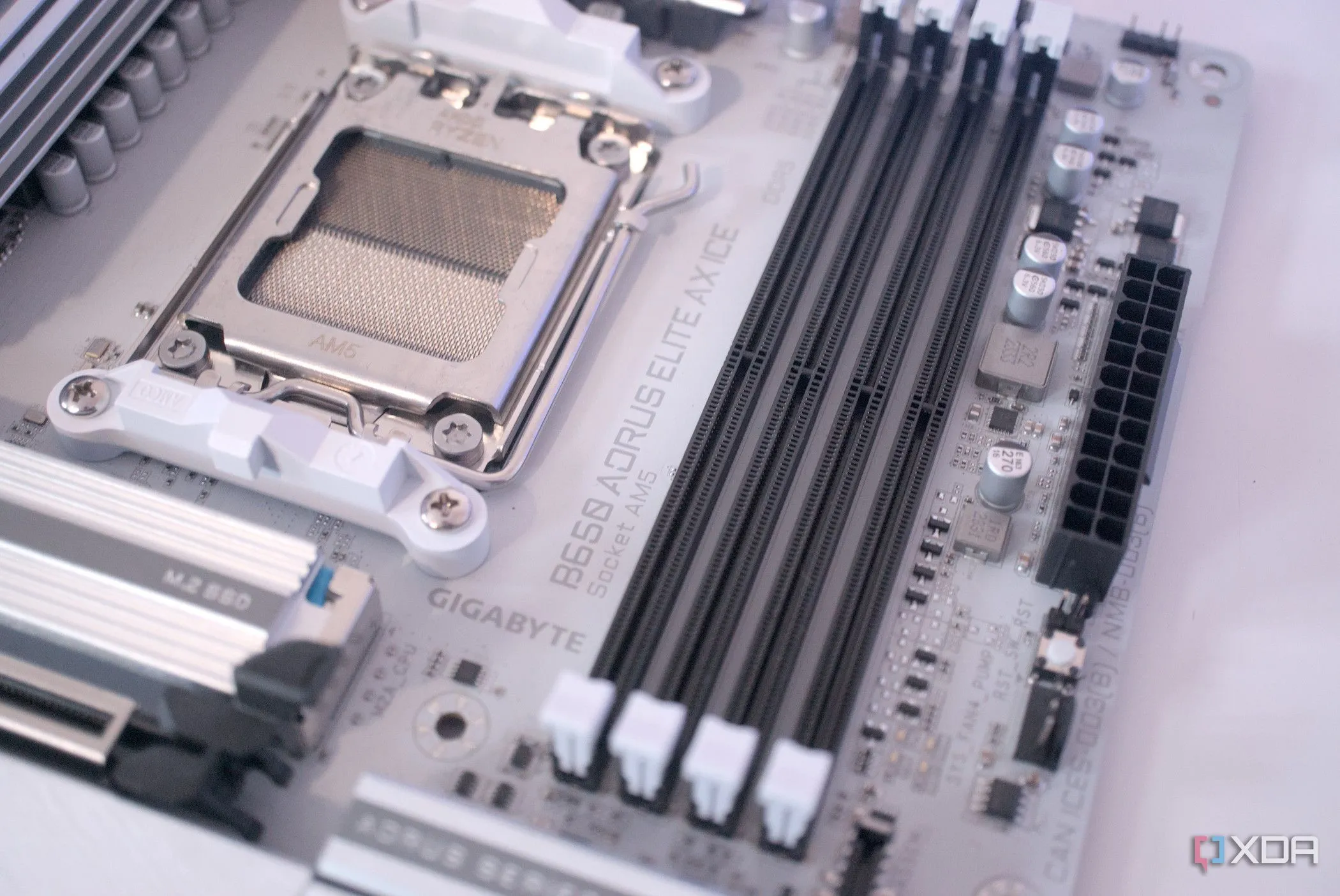 Khe cắm RAM DIMM trên bo mạch chủ Gigabyte B650 Aorus Elite AX Ice, minh họa khu vực quan trọng