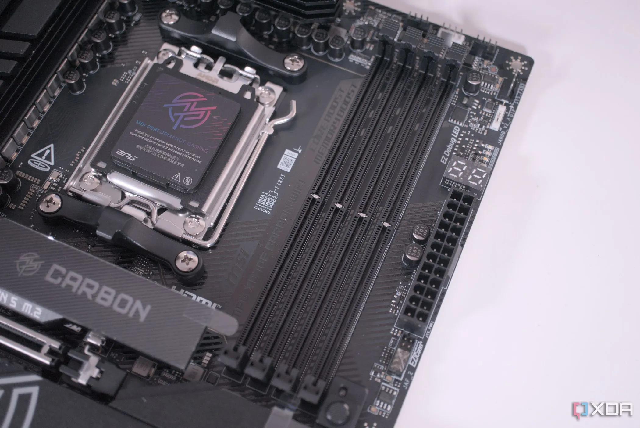 Khe cắm RAM DIMM trên mainboard MSI MPG X870E Carbon WiFi thế hệ mới hỗ trợ DDR5