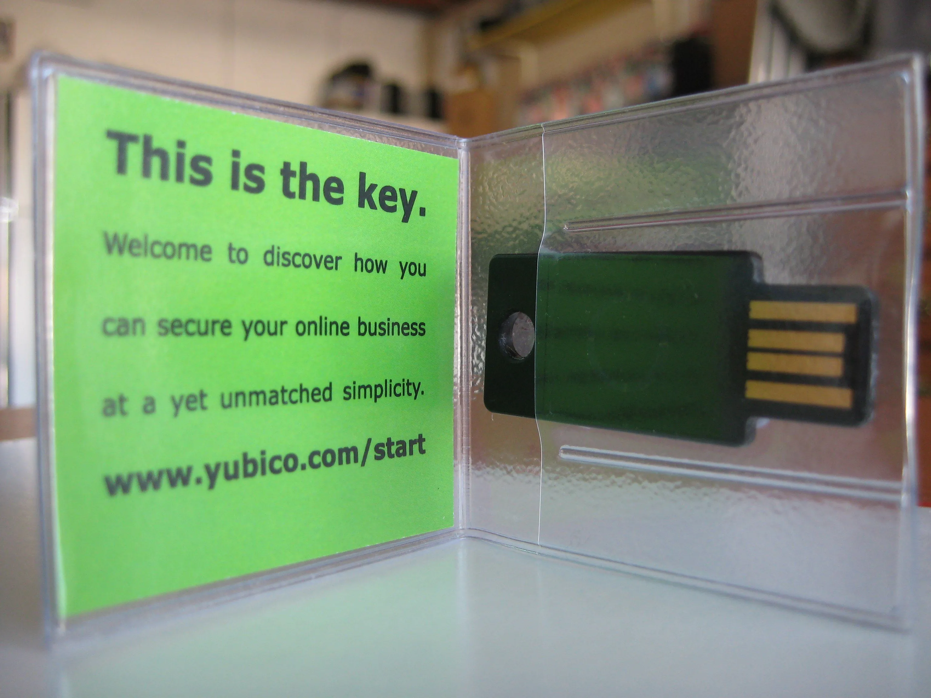 Khóa bảo mật phần cứng YubiKey màu đen tăng cường xác thực